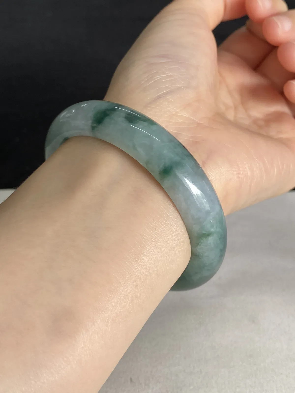 正圈56.5圈口，翡翠糯化种飘绿手镯