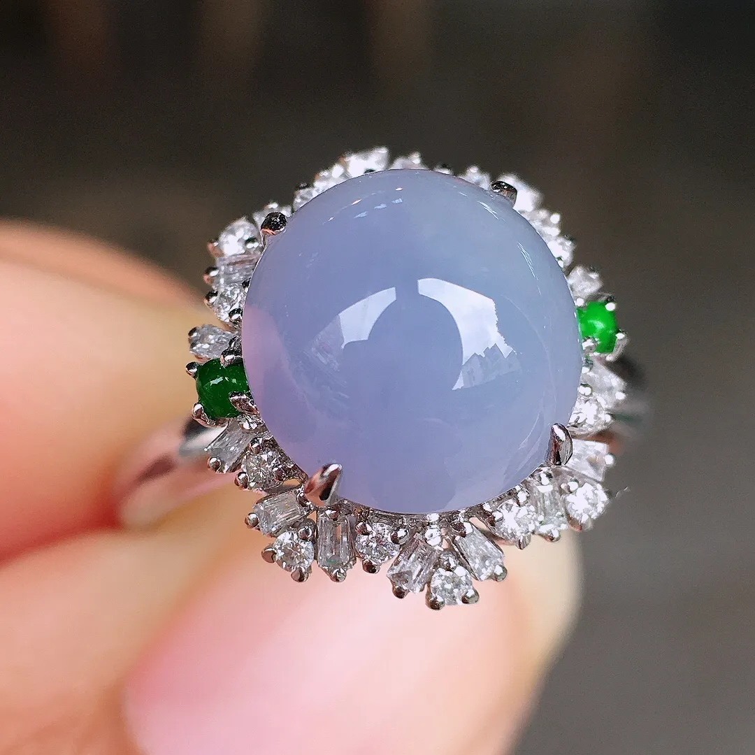 紫罗兰蛋面戒指，色泽均匀艳丽，玉质细腻，荧光感超
强，饱满圆润，尽显优雅气质，18k
金豪华镶嵌