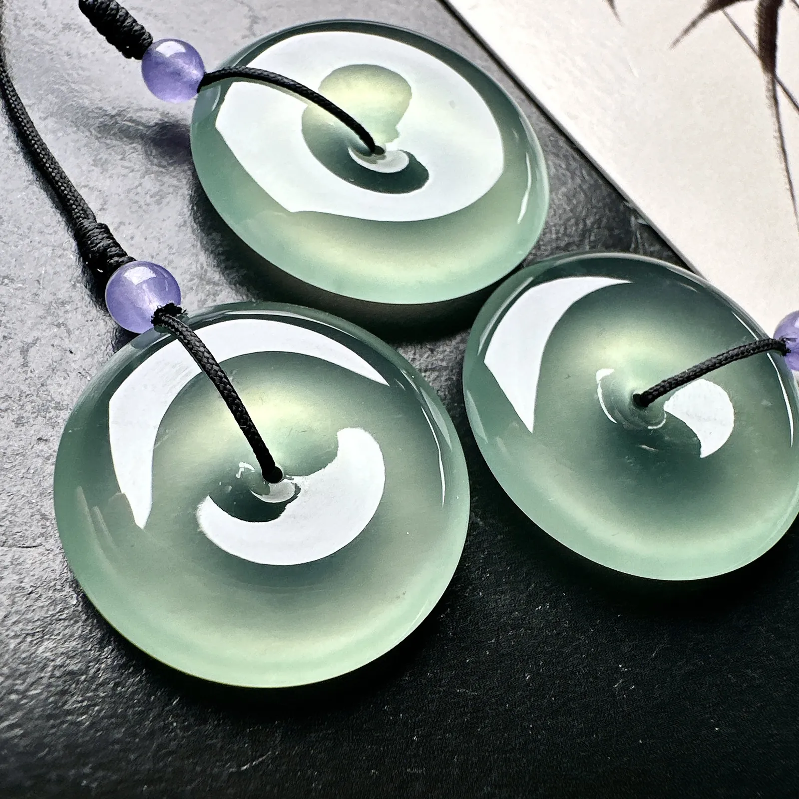 【冰种晴绿平安扣三件】质地细腻，品质很好，冰感十足，胶感明显，收藏品质。尺寸22.6*4.9毫米，尺寸23.6*5.3毫米