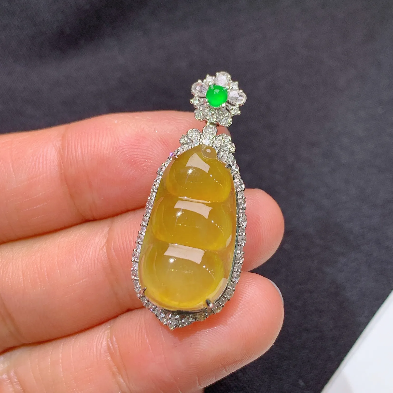 冰种黄翡福豆吊坠，18k金镶嵌，色泽鲜艳，水色超佳 尺寸34.2*14.1*9.2