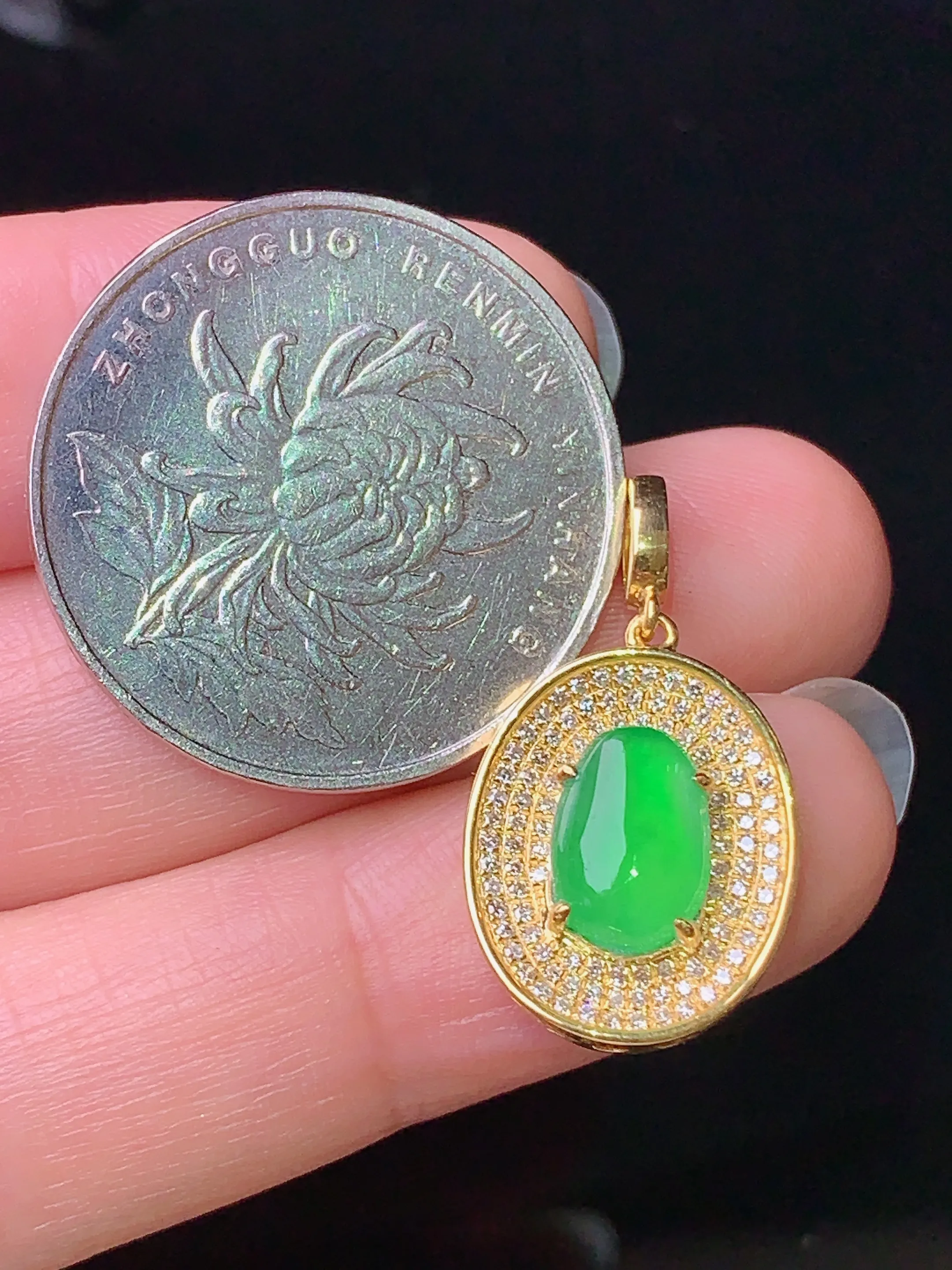 18k金钻镶嵌满绿蛋面吊坠 玉质细腻 色泽清新艳丽 整体尺寸24.2*13.5*5.5