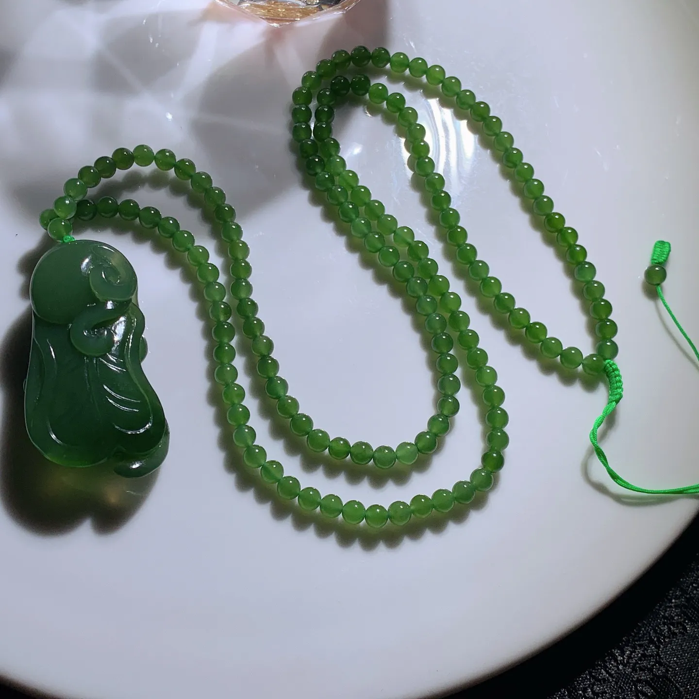 和田玉阳绿俄罗斯碧玉灵猴献寿猴子挂件。尺寸41/22/11重28克。玉质细腻油润。手推出油。佩戴高端典雅。lt251113