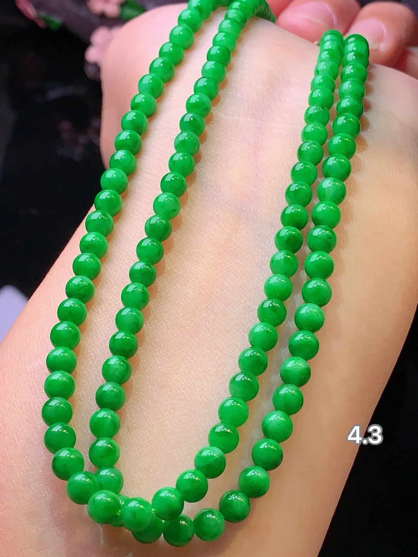 满绿圆珠项链 玉质细腻 色泽清新艳丽 整体尺寸4.3