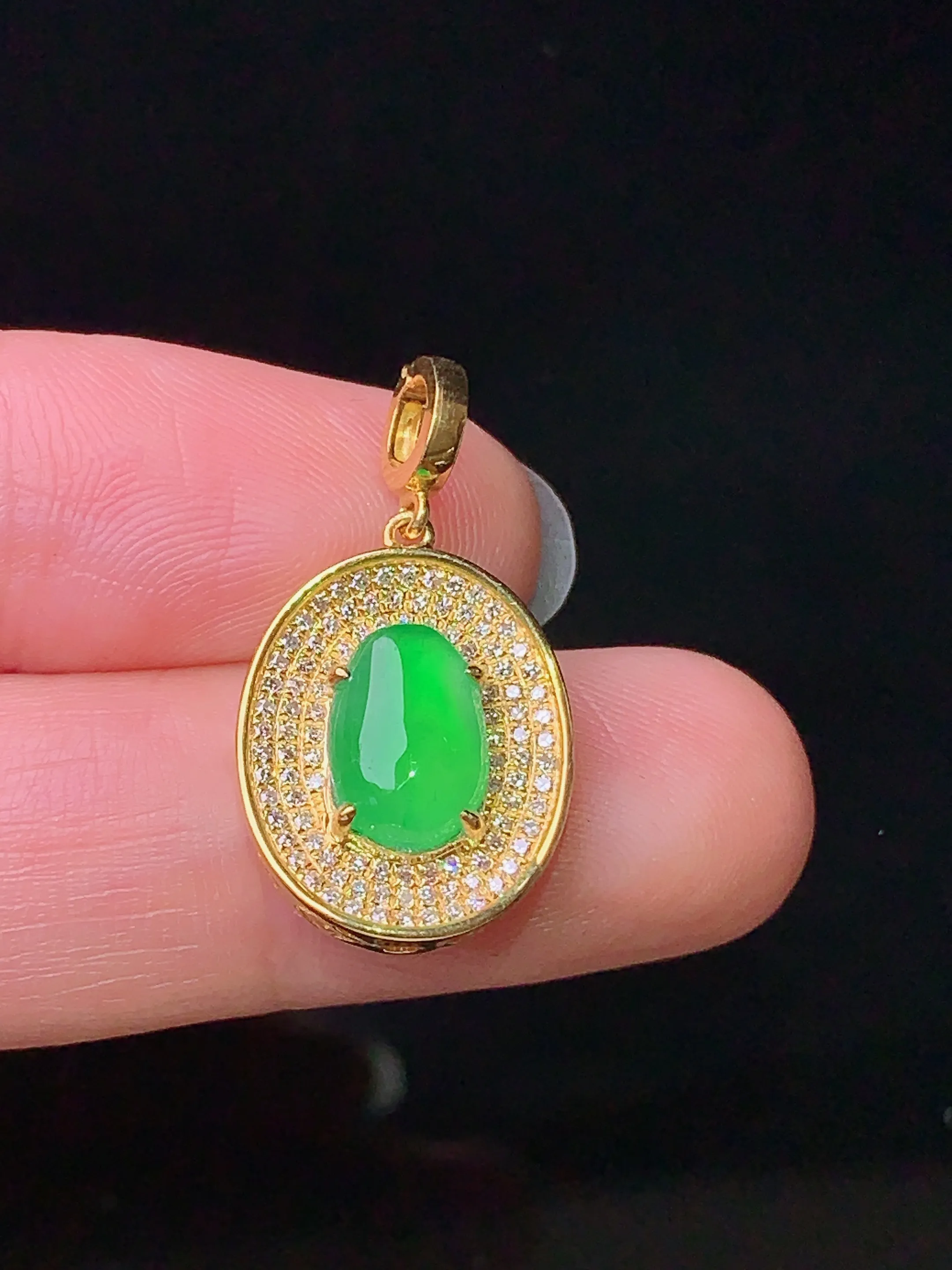 18k金钻镶嵌满绿蛋面吊坠 玉质细腻 色泽清新艳丽 整体尺寸24.2*13.5*5.5