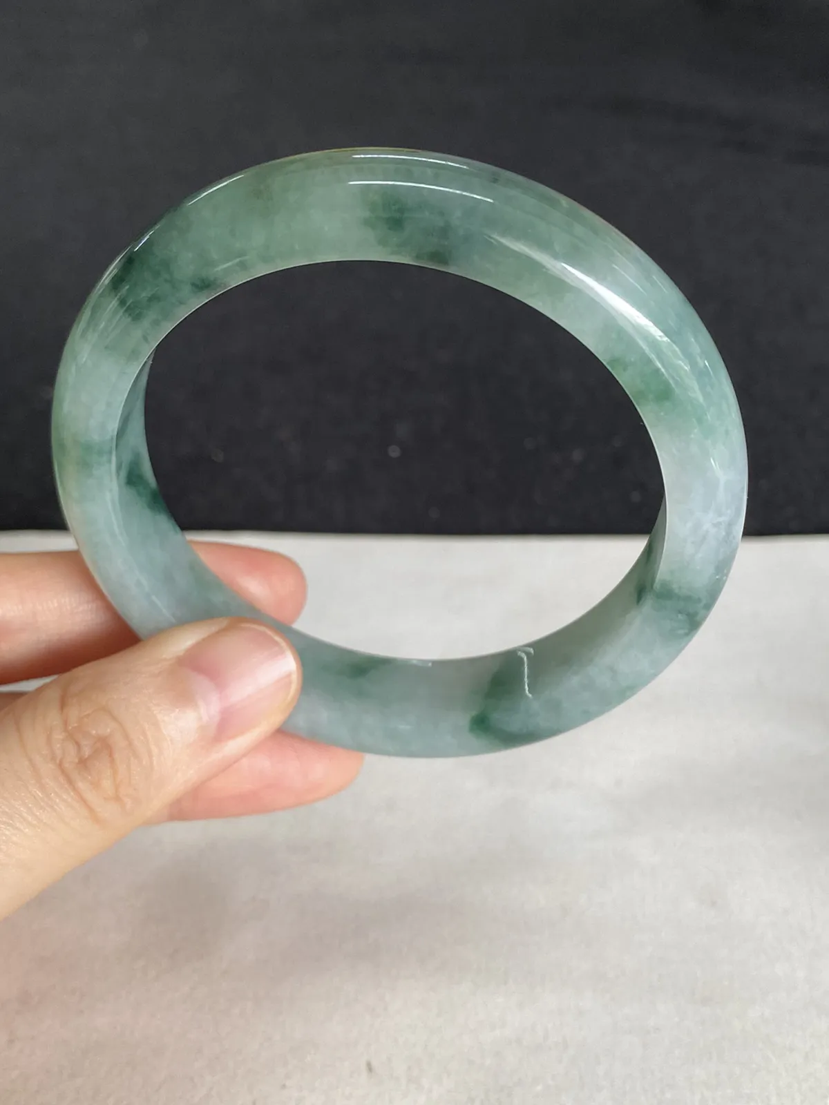 正圈56.5圈口，翡翠糯化种飘绿手镯