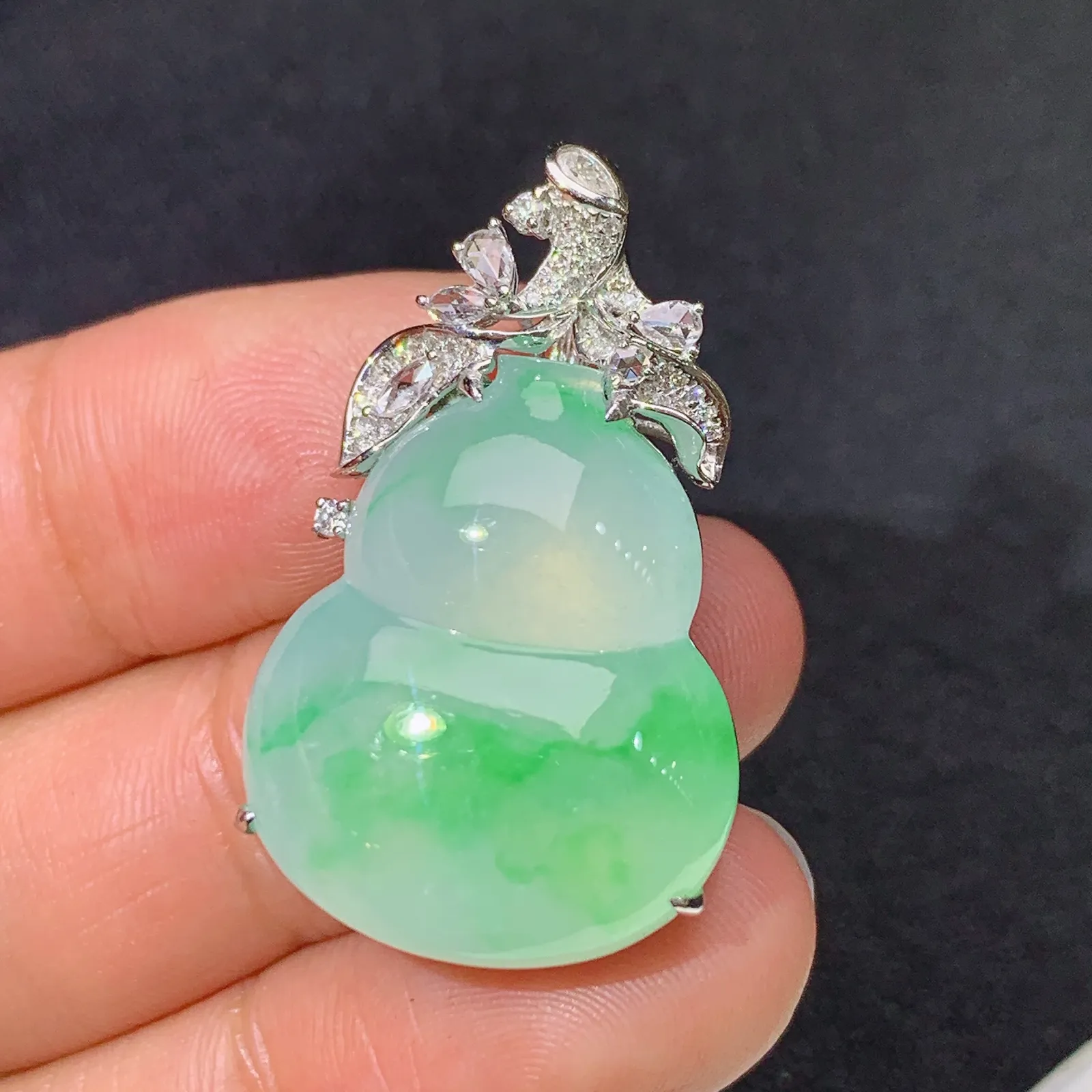 冰飘绿葫芦吊坠，18k金镶嵌，冰润饱满，玉质细腻，种水足 尺寸31.6*19.1*9.2