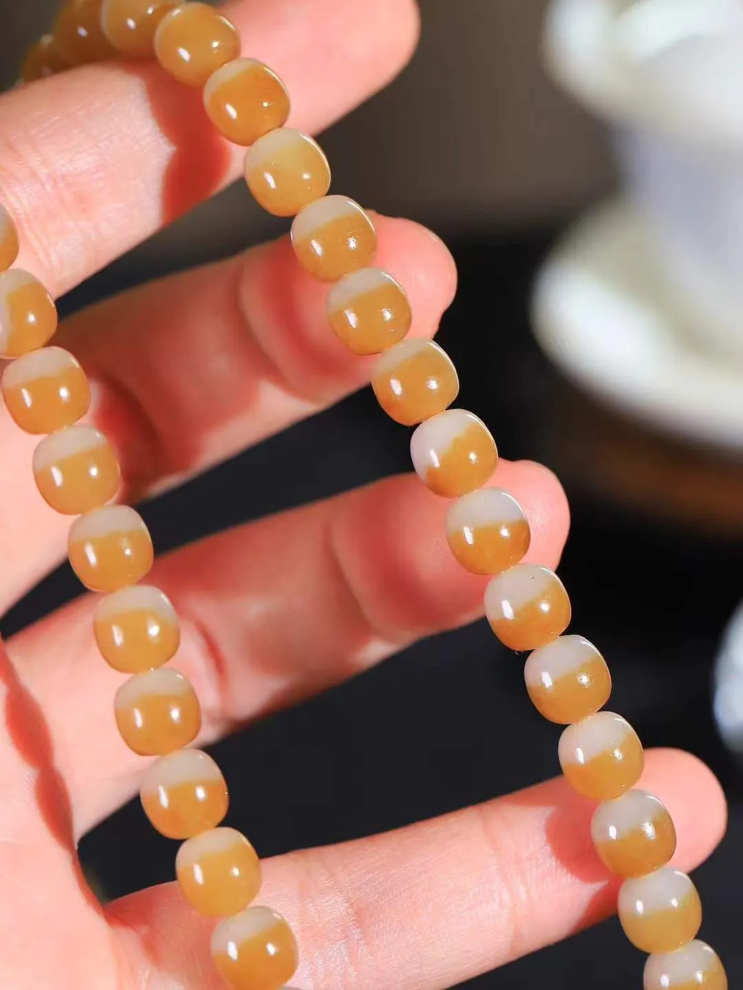 【链.108】

精品️和田玉糖白玉老型珠挂链 玉质温润细腻 油性十足 佩戴舒适。珠珠落玉盘，间关莺语花底滑，一生美好时光，无论身在何处，都有它相伴相守。事事顺遂，幸福美满，吉祥如意。重100克 尺寸取一8-7.9mm FDL-441101333