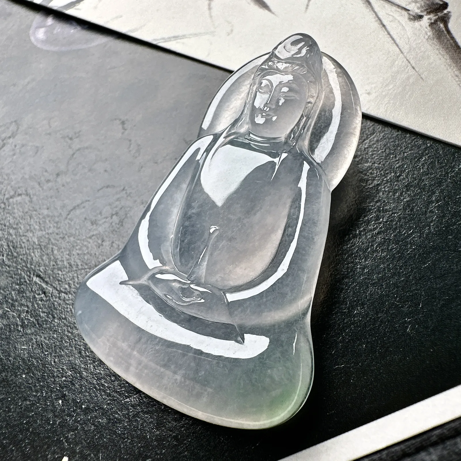 【冰种素衣观音】质地细腻，通透度上佳，冰感十足，适合佩戴。