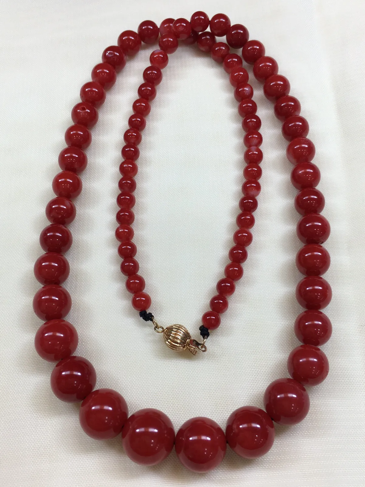 天然日本阿卡红珊瑚10.7mm圆珠塔链，项链款！精致锁骨链！天然无添加无优化，裸石尺寸10.7-4.3mm左右，日本产地，阿卡材料，牛血颜色，深海经千年生长，重量为32.1克。材料限制少白芯少虫眼、️忽略不计！具有收藏价值！