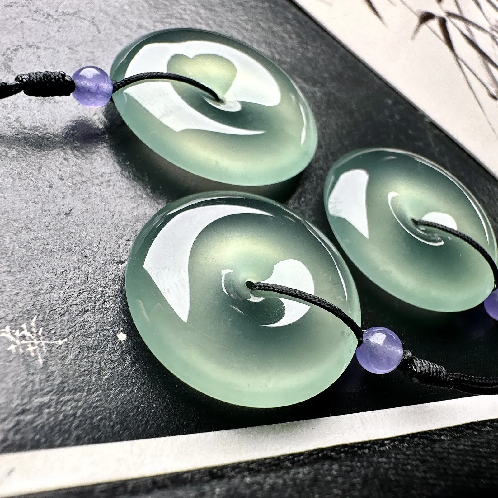 【冰种晴绿平安扣三件】质地细腻，品质很好，冰感十足，胶感明显，收藏品质。尺寸22.6*4.9毫米，尺寸23.6*5.3毫米