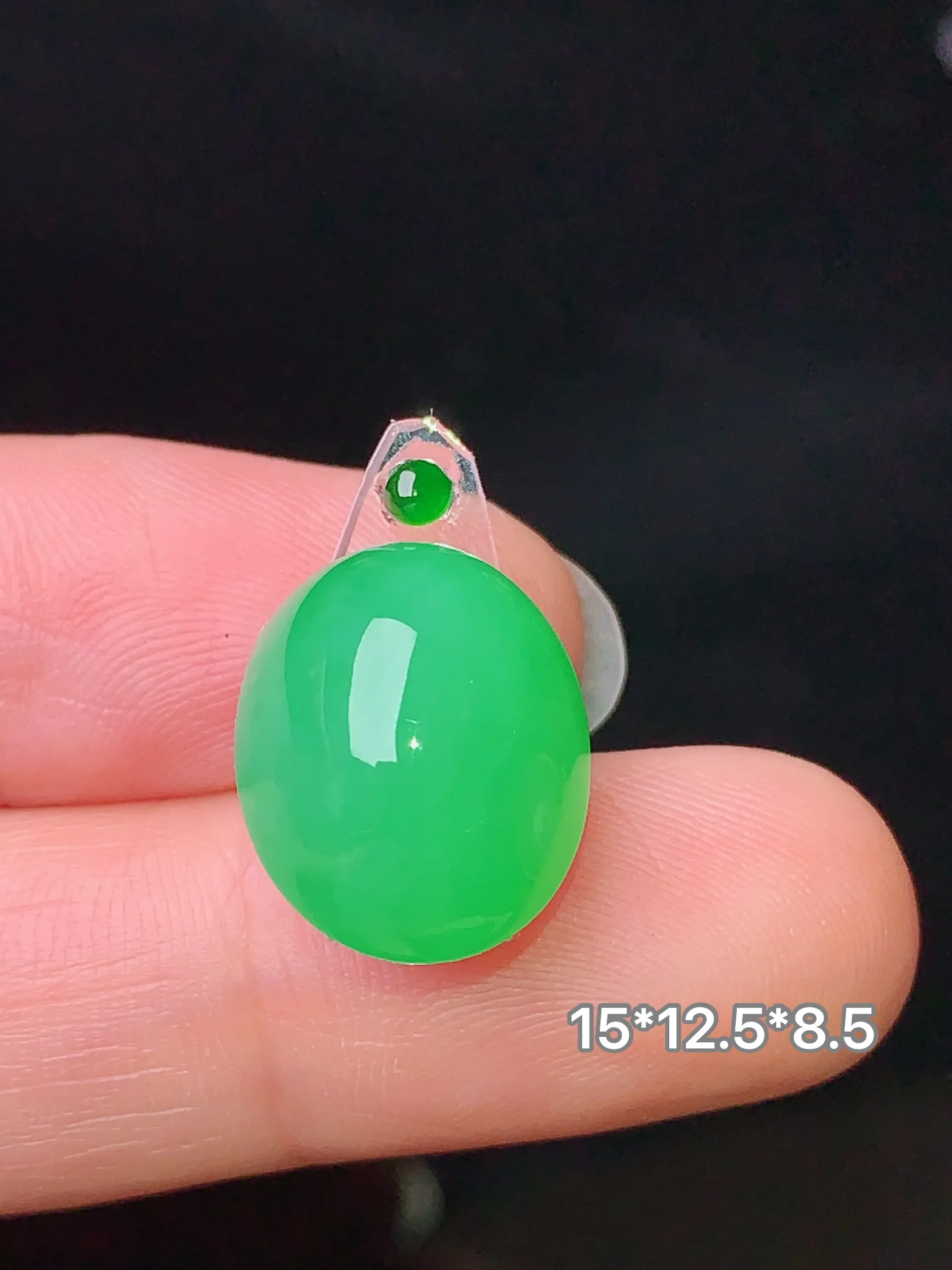 镶嵌款 翠绿蛋面吊坠 玉质细腻 色泽清新艳丽 整体尺寸15*12.5*8.5