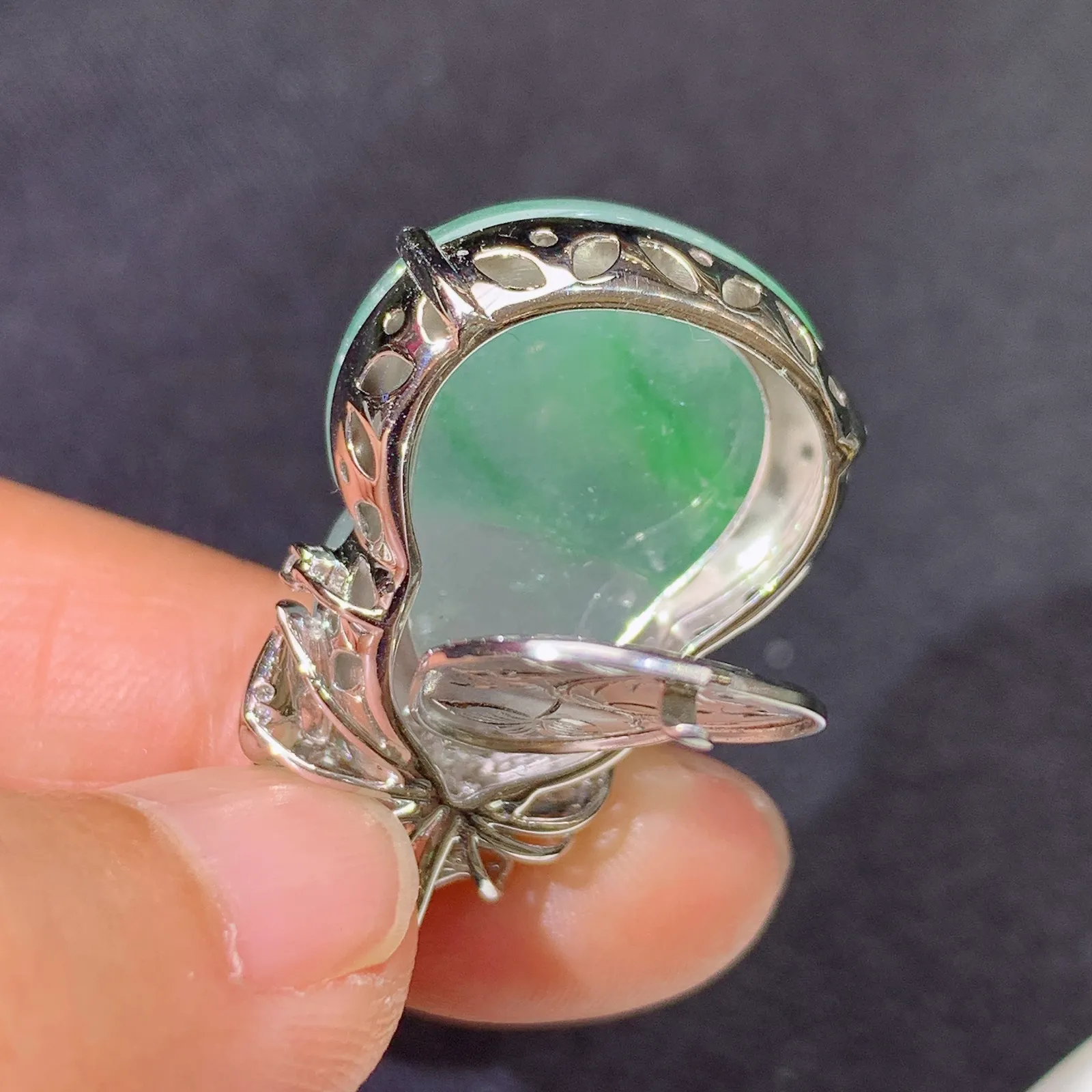 冰飘绿葫芦吊坠，18k金镶嵌，冰润饱满，玉质细腻，种水足 尺寸31.6*19.1*9.2