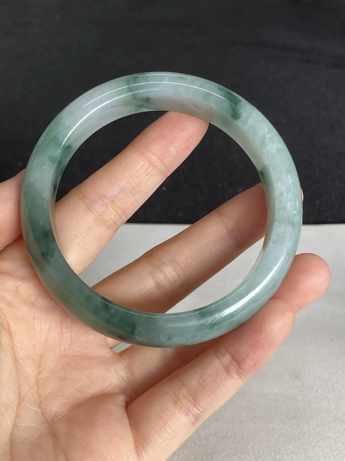 正圈56.5圈口，翡翠糯化种飘绿手镯