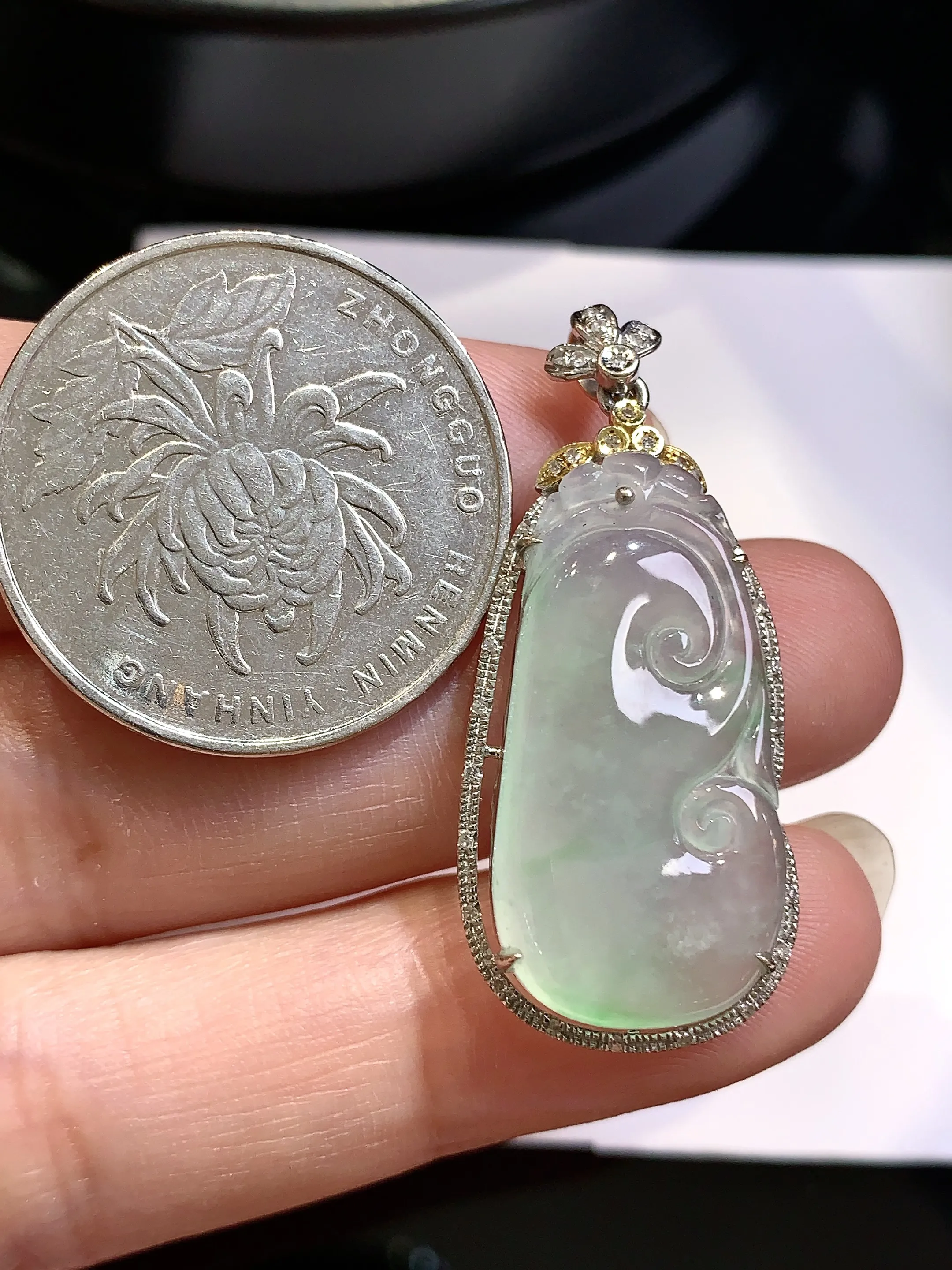 18k金钻镶嵌冰种如意吊坠 玉质细腻 色泽清新艳丽 整体尺寸36.6*16*6.5