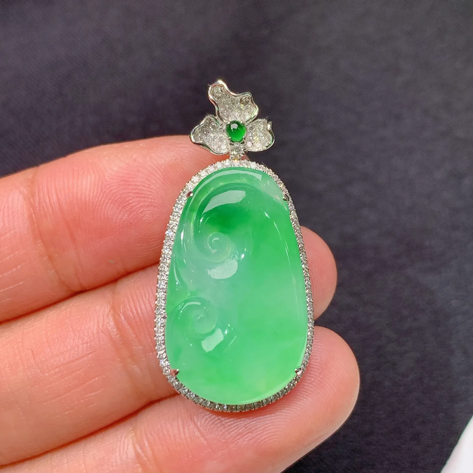 冰飘绿如意吊坠，18k金镶嵌，冰润色阳，玉质细腻，种水足 尺寸32.9*16.2*6.2