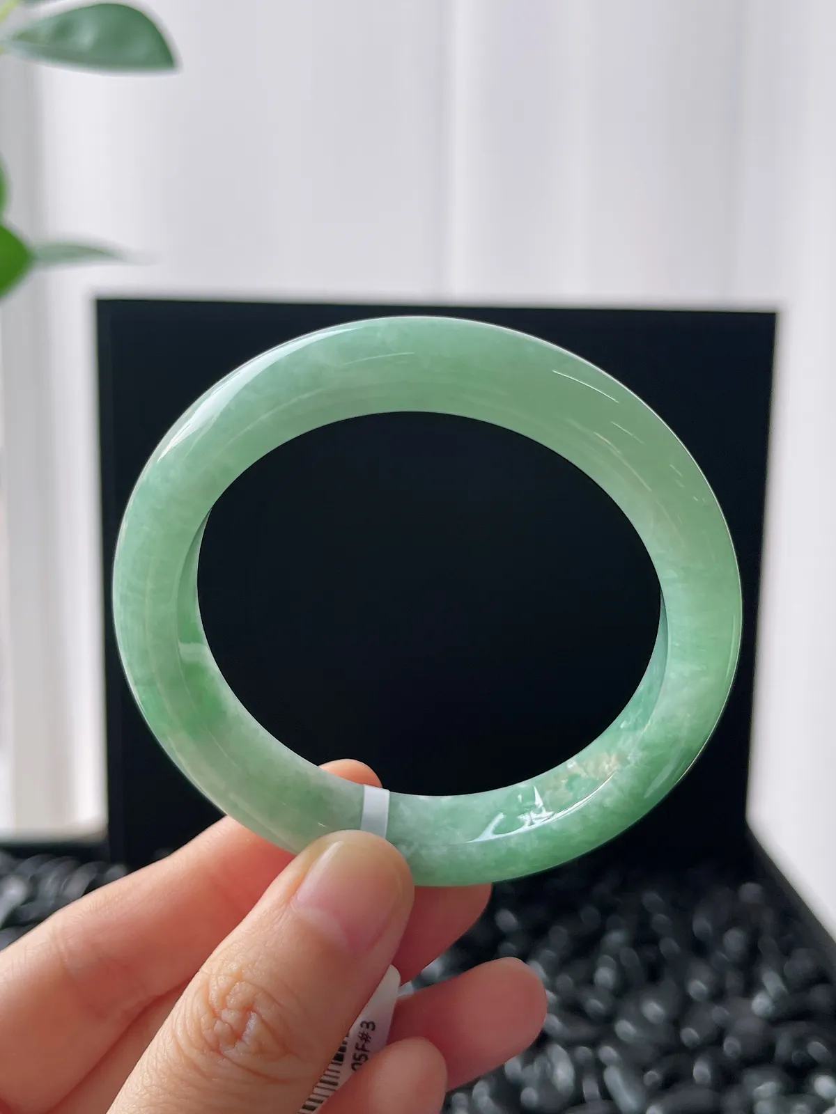 正圈52.7圈口，翡翠糯化种淡绿色手镯