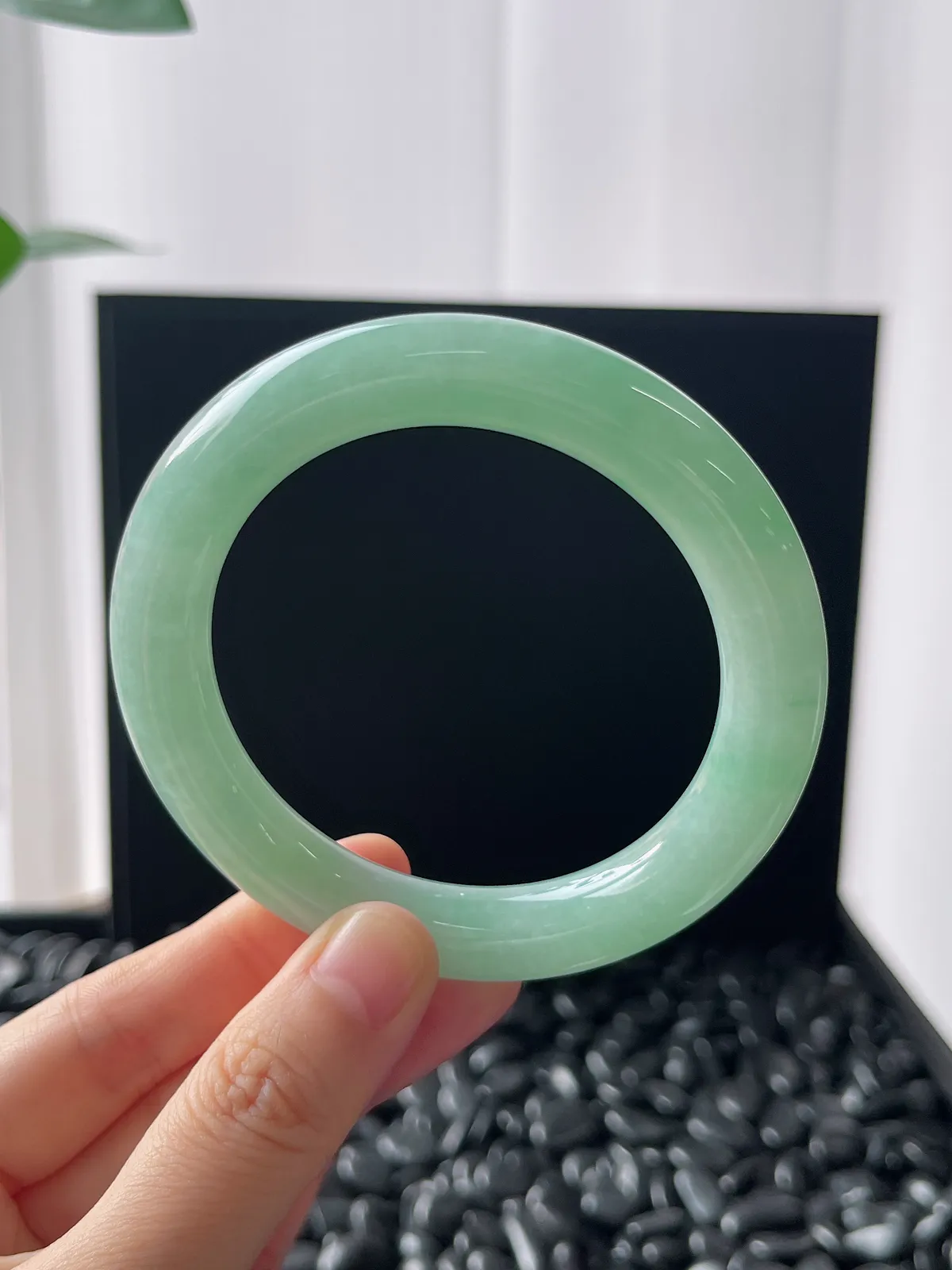 圆条55，翡翠冰糯种淡绿色手镯