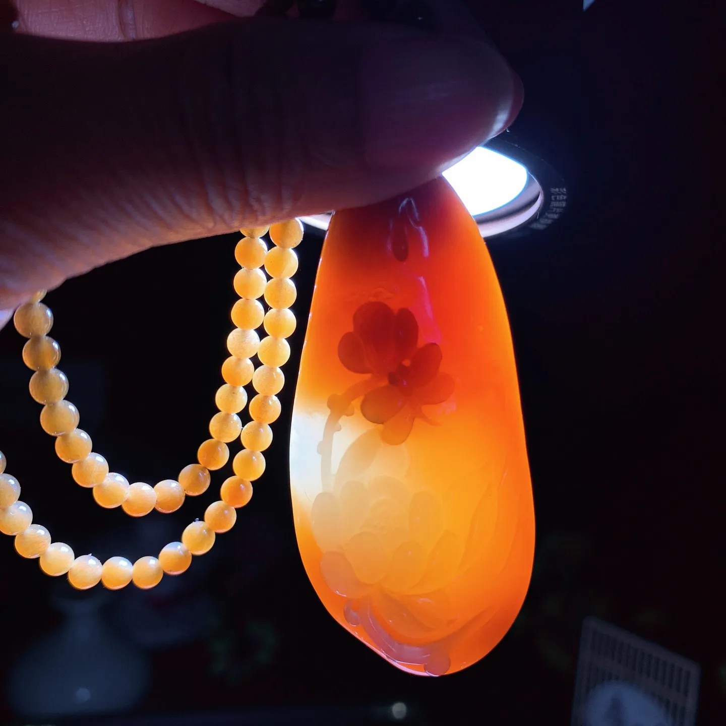 新疆和田玉且末糖蝶恋花挂件。尺寸62/29/10重46克。玉质细腻油润。手推出油。佩戴高端典雅。lt251113