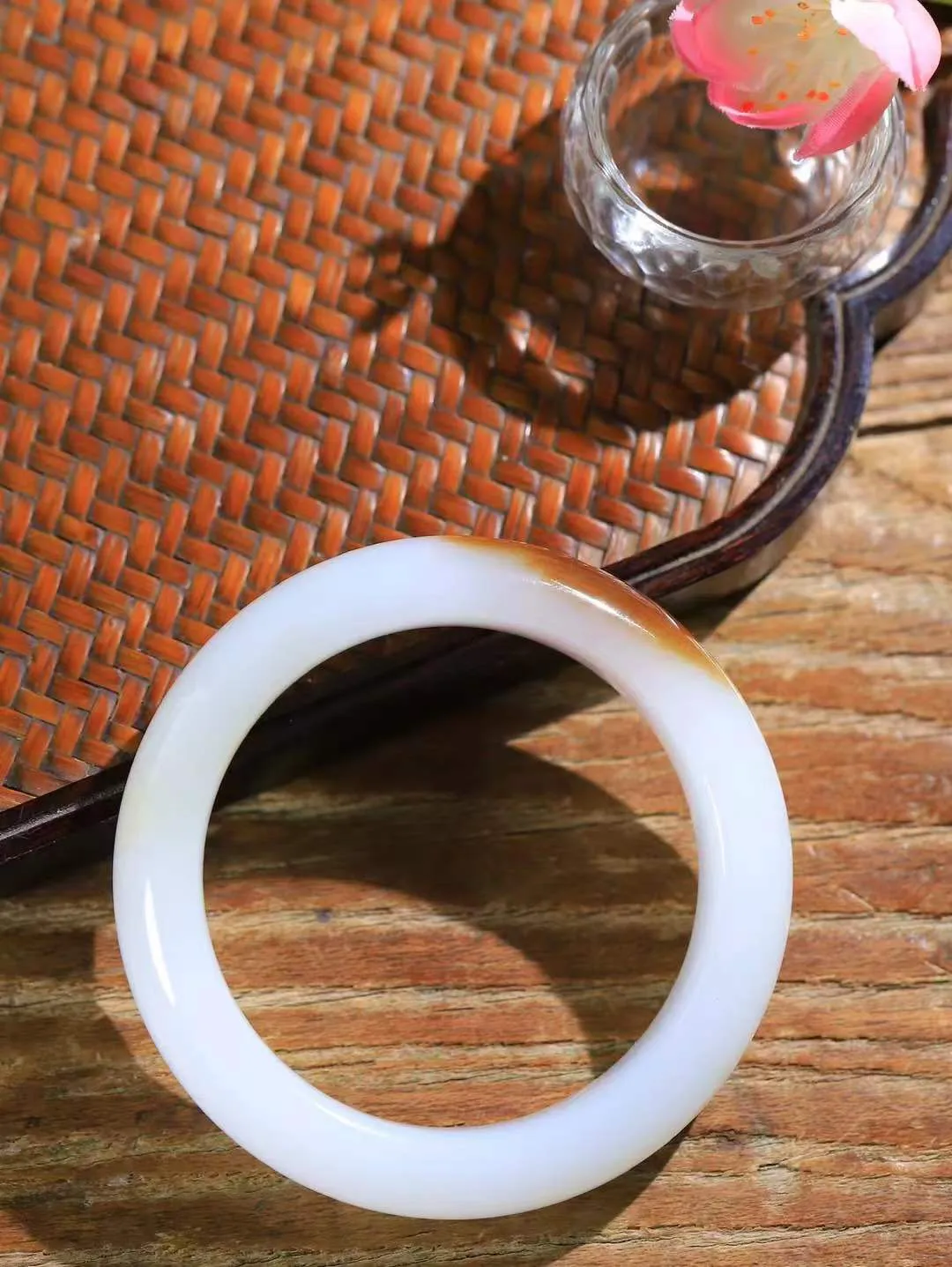 【婉约佳人.手镯】

收藏级臻品️和田玉糖白玉手镯 玉质温润细腻 油性十足 手感舒适，高华雅逸，线条流畅，简约大气，美自天成，素雅高贵。佩戴于腕间，婉约之美，举手投足间透出那份低调奢华。重75.6克 内径55.5mm  尺寸15.3-10mm   FDA-691101331