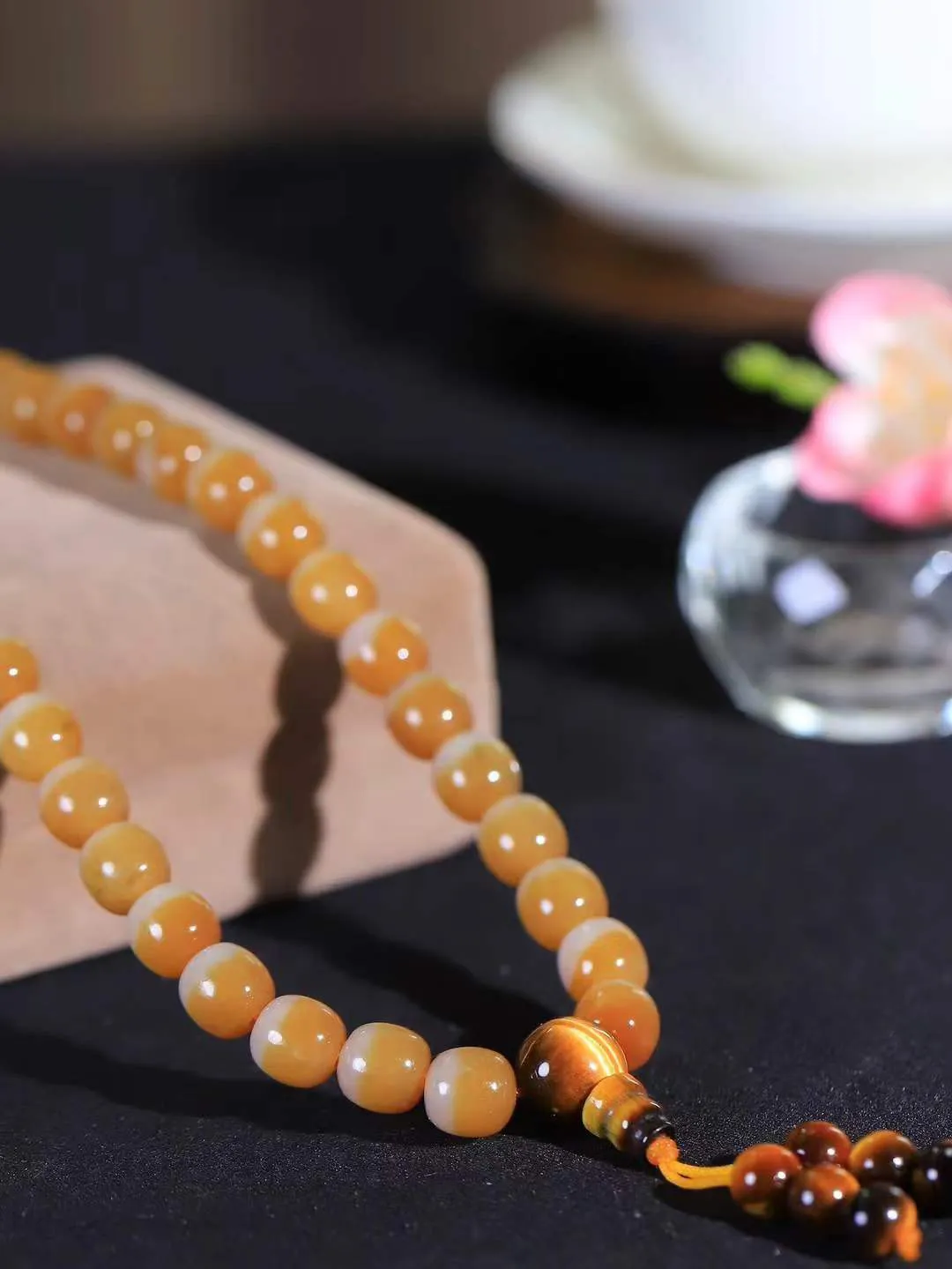 【链.108】

精品️和田玉糖白玉老型珠挂链 玉质温润细腻 油性十足 佩戴舒适。珠珠落玉盘，间关莺语花底滑，一生美好时光，无论身在何处，都有它相伴相守。事事顺遂，幸福美满，吉祥如意。重100克 尺寸取一8-7.9mm FDL-441101333