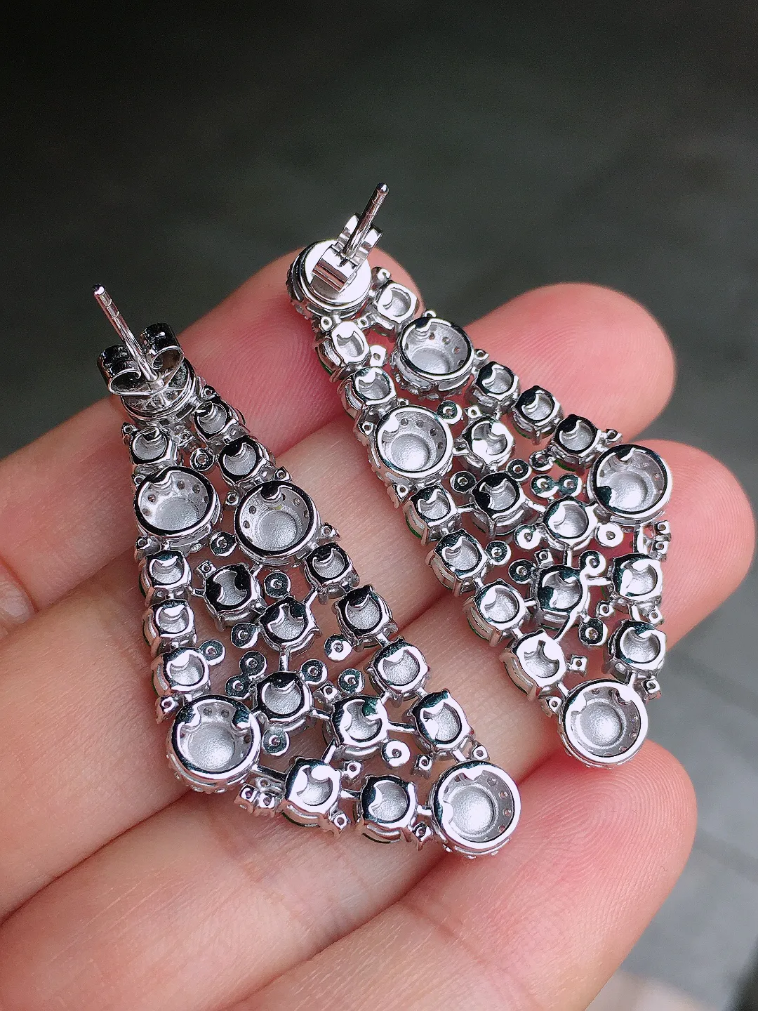 阳绿蛋面耳坠，色泽均匀艳丽，玉质细腻，荧光感超
强，饱满圆润，尽显优雅气质，18k
金豪华镶嵌