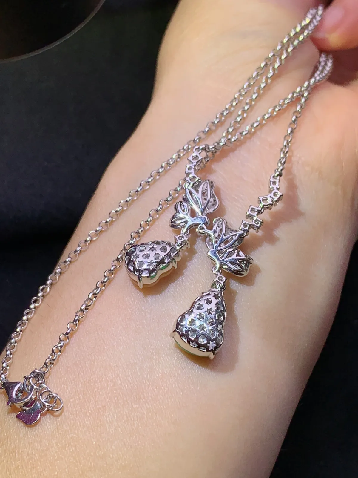 冰黄阳绿葫芦项链，18k金镶嵌，款式优雅，冰润细腻，种水足，裸石12.3*8.8*3