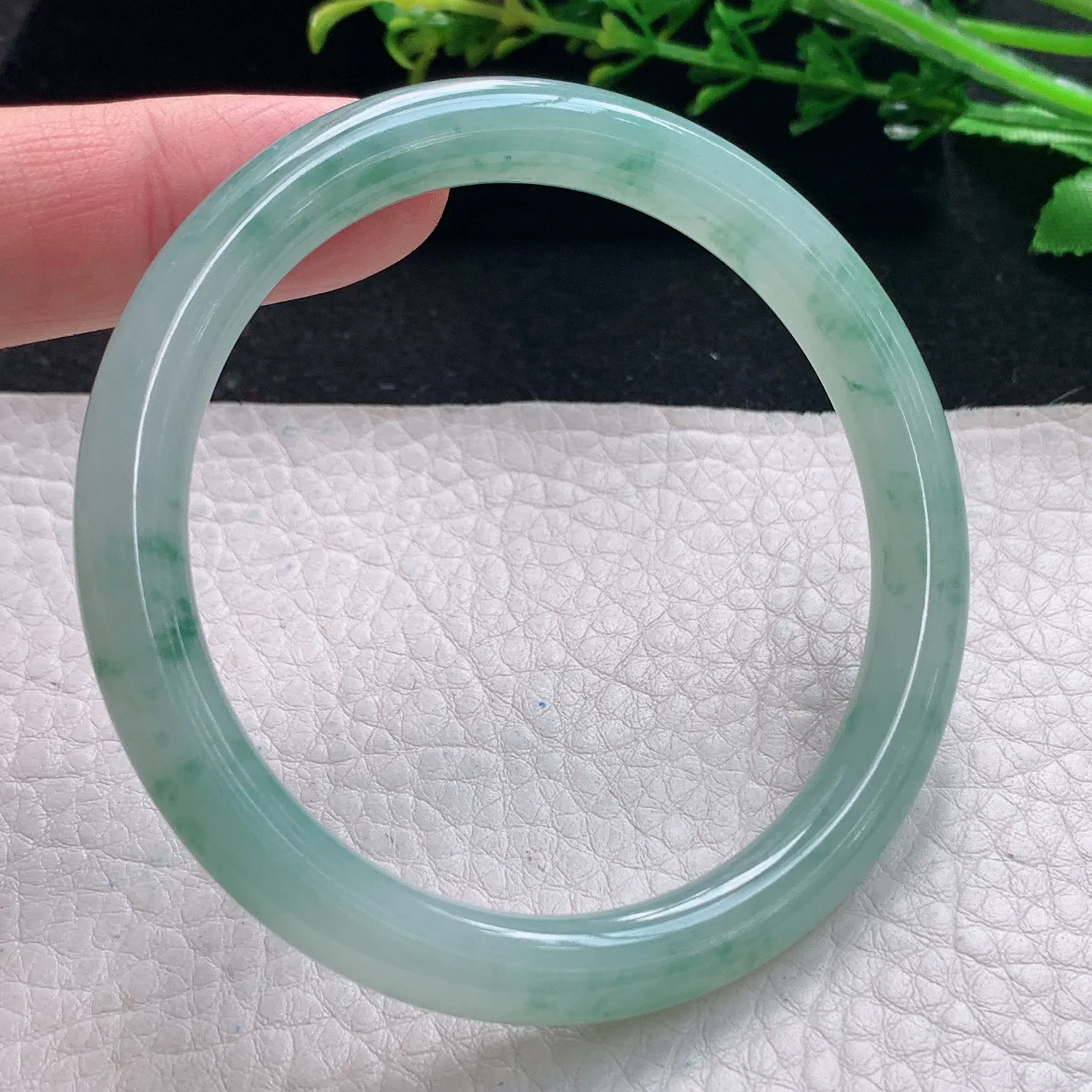 n自然光55*7.3*7.8叮当镯 缅甸翡翠a货手镯冰飘花圆条美人镯我