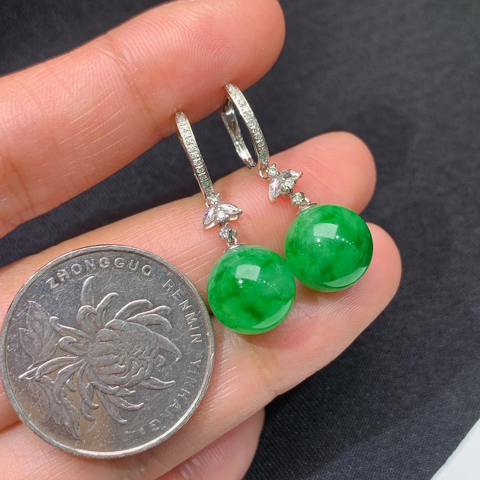 阳绿圆珠耳坠，18k金镶嵌，简约时尚，冰润色阳，种水足 直径10.5