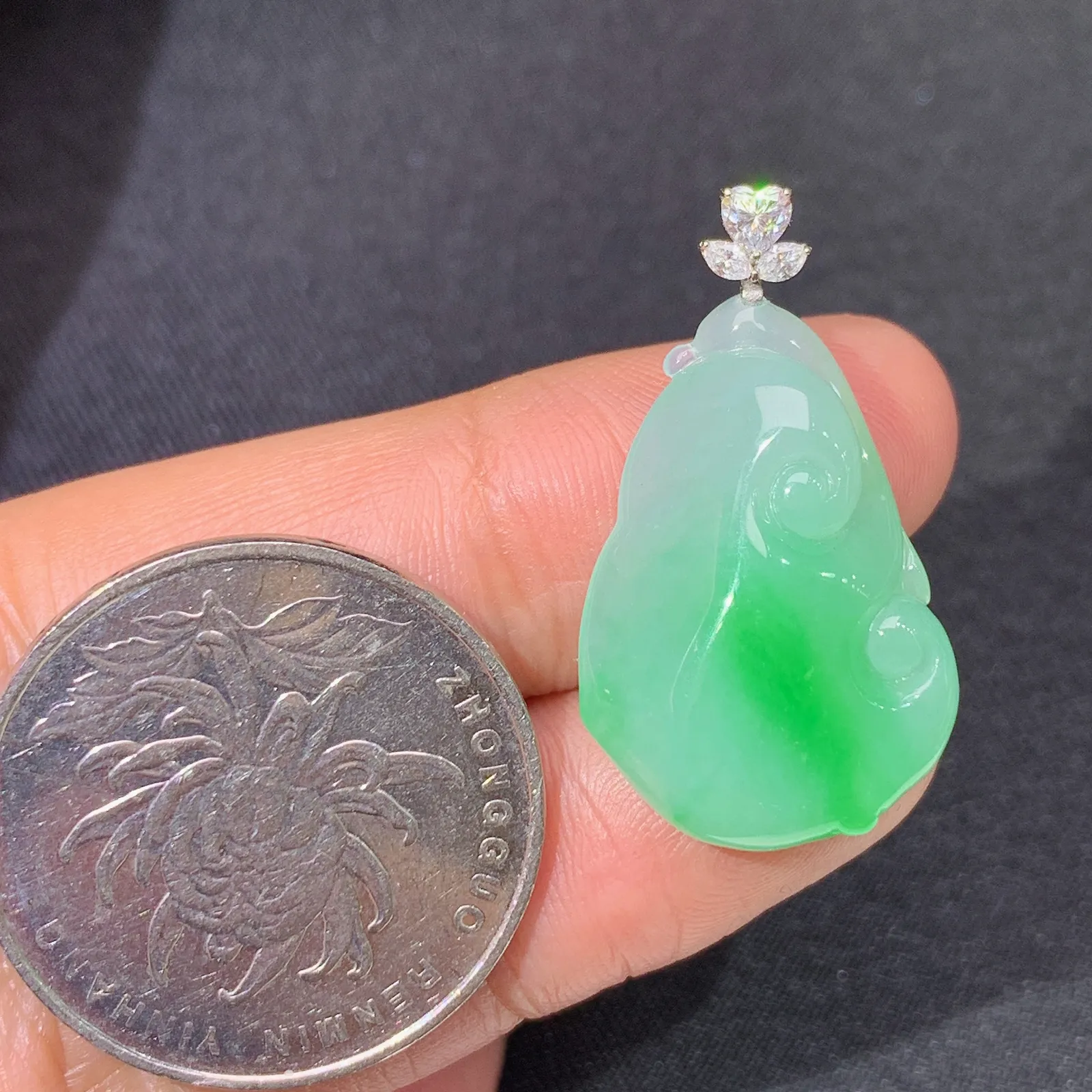 飘绿如意吊坠，18k金镶嵌，冰润色阳，玉质细腻，种水足 尺寸28.4*16.1*6