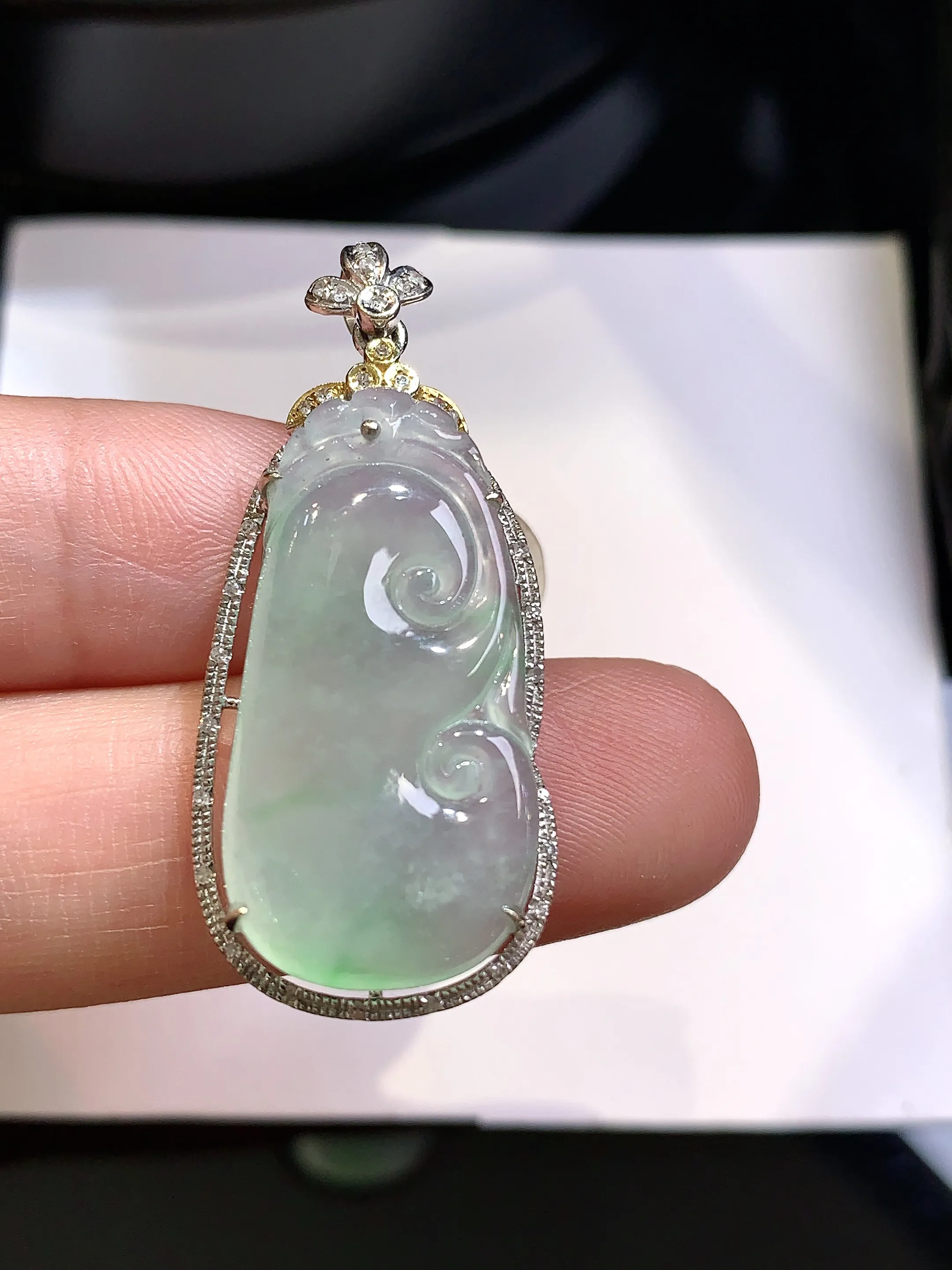 18k金钻镶嵌冰种如意吊坠 玉质细腻 色泽清新艳丽 整体尺寸36.6*16*6.5