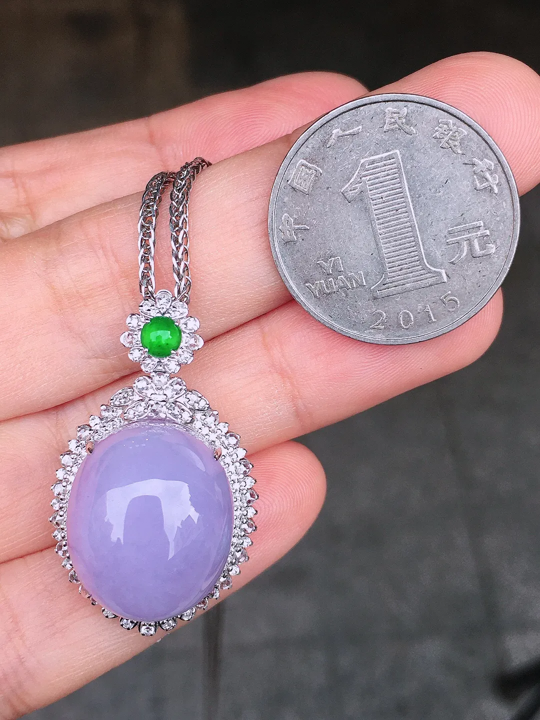 紫罗兰蛋面吊坠，色泽均匀艳丽，玉质细腻，荧光感超
强，饱满圆润，尽显优雅气质，18k
金豪华镶嵌