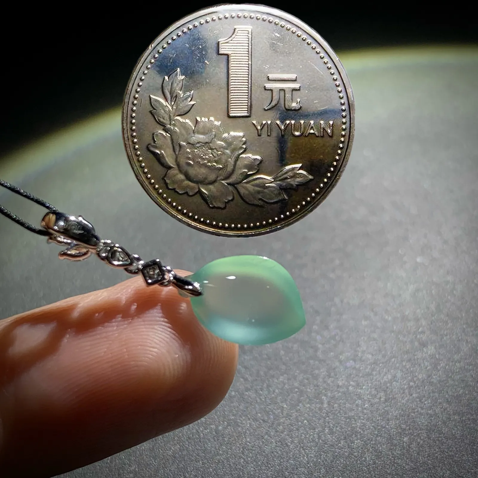 精致福瓜，
24.8-裸石约12-8-5.5mm，
18K金，南非钻