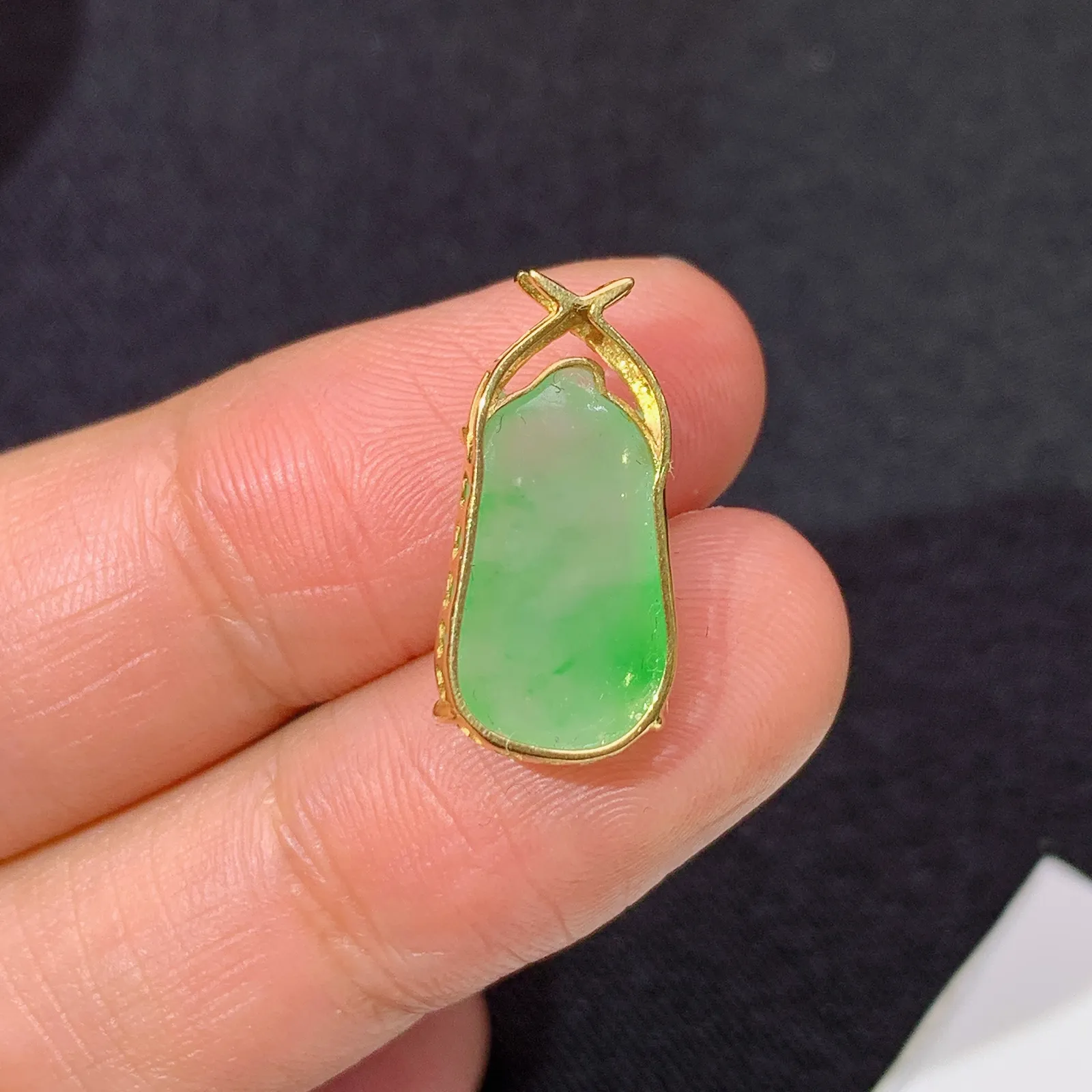 飘绿福瓜吊坠，18k金镶嵌，冰润细腻，色阳，种水足 尺寸18.6*8.8*5.2