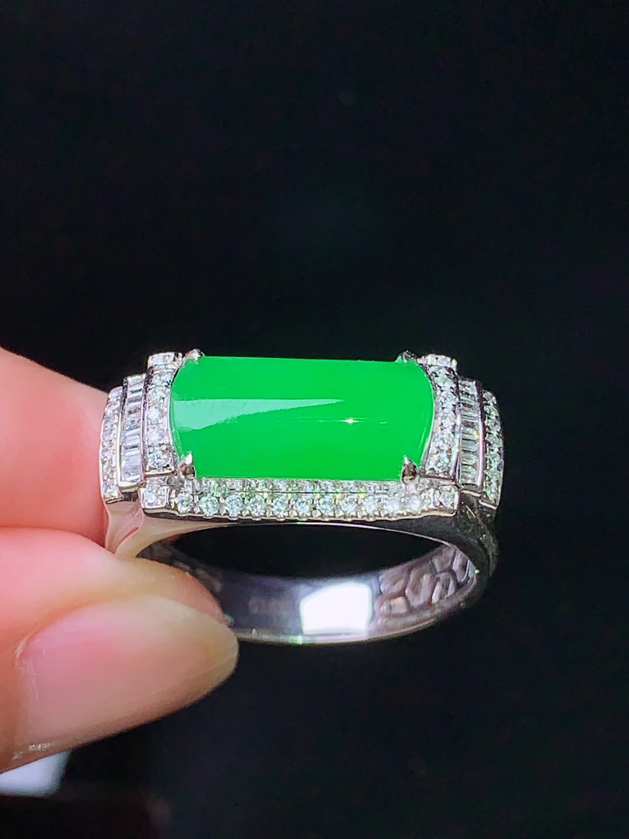 18k金钻镶嵌翠绿马鞍戒指 玉质细腻 色泽清新艳丽 圈口20.5 整体尺寸12.8*6.7*3