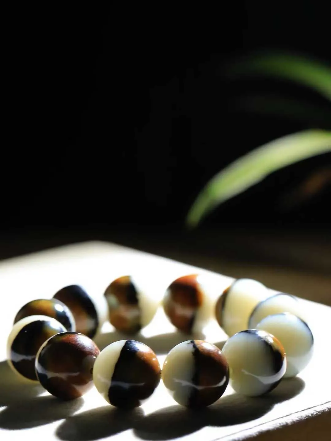 【珠圆玉润.手串】

精品️和田玉三色珠圆玉润手串 玉质温润细腻  整串打磨圆润，佩戴舒适。珠珠落玉盘，间关莺语花底滑，一生美好时光，无论身在何处，都有它相伴相守。事事顺遂，幸福美满，吉祥如意。重144.4克 尺寸取一19.9mm  FDA-22110633