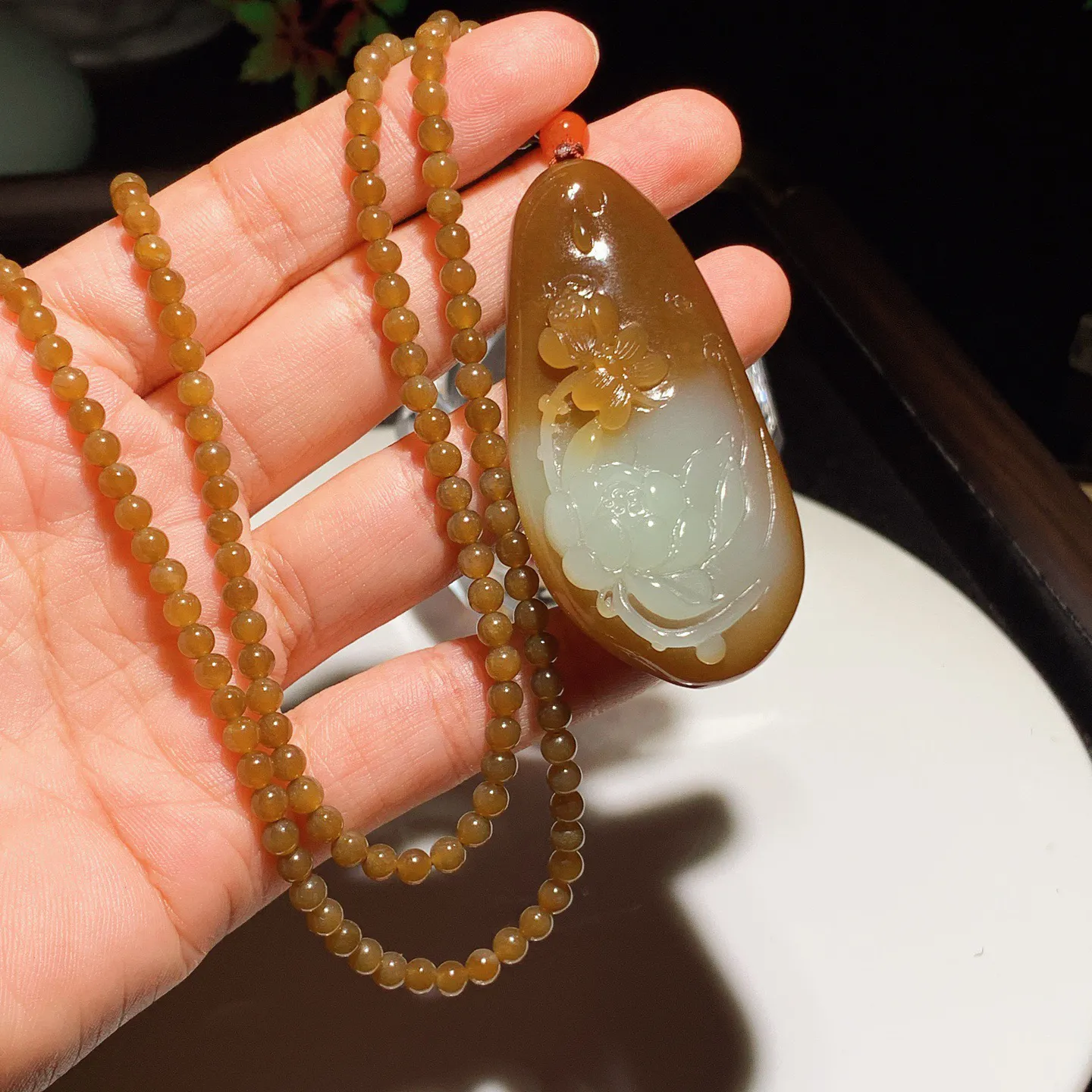 新疆和田玉且末糖蝶恋花挂件。尺寸62/29/10重46克。玉质细腻油润。手推出油。佩戴高端典雅。lt251113