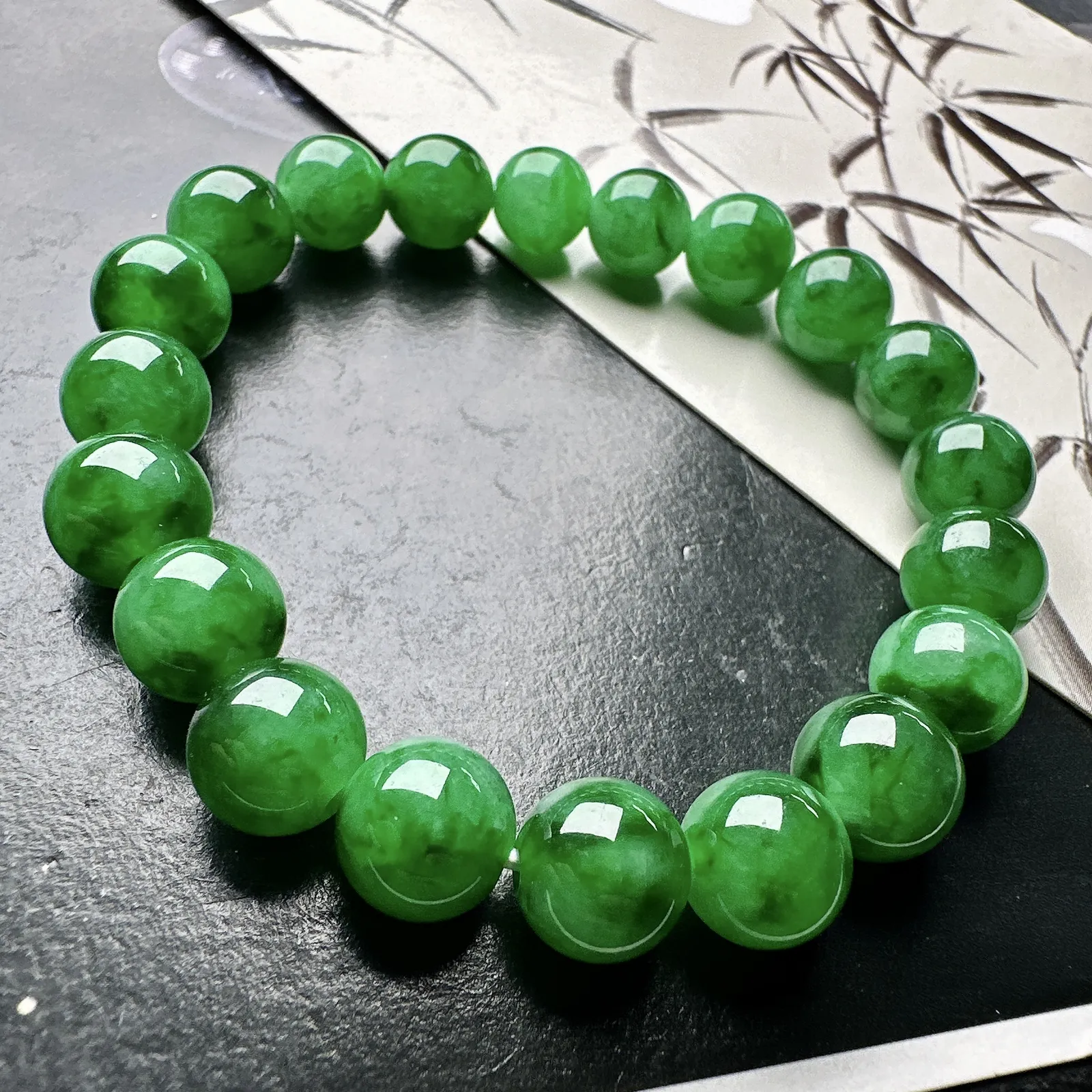 【冰种满绿圆珠手串】辣绿色泽，冰感十足，通透闪亮，颜色很艳丽，收藏品质，推荐入手