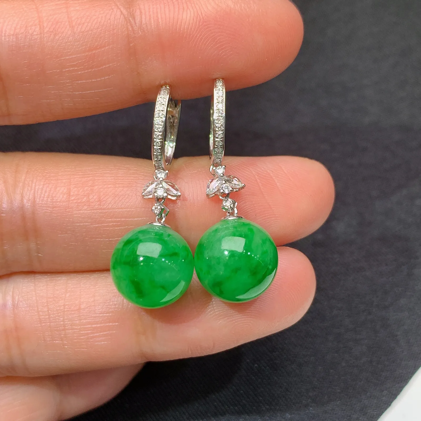 阳绿圆珠耳坠，18k金镶嵌，简约时尚，冰润色阳，种水足 直径10.5