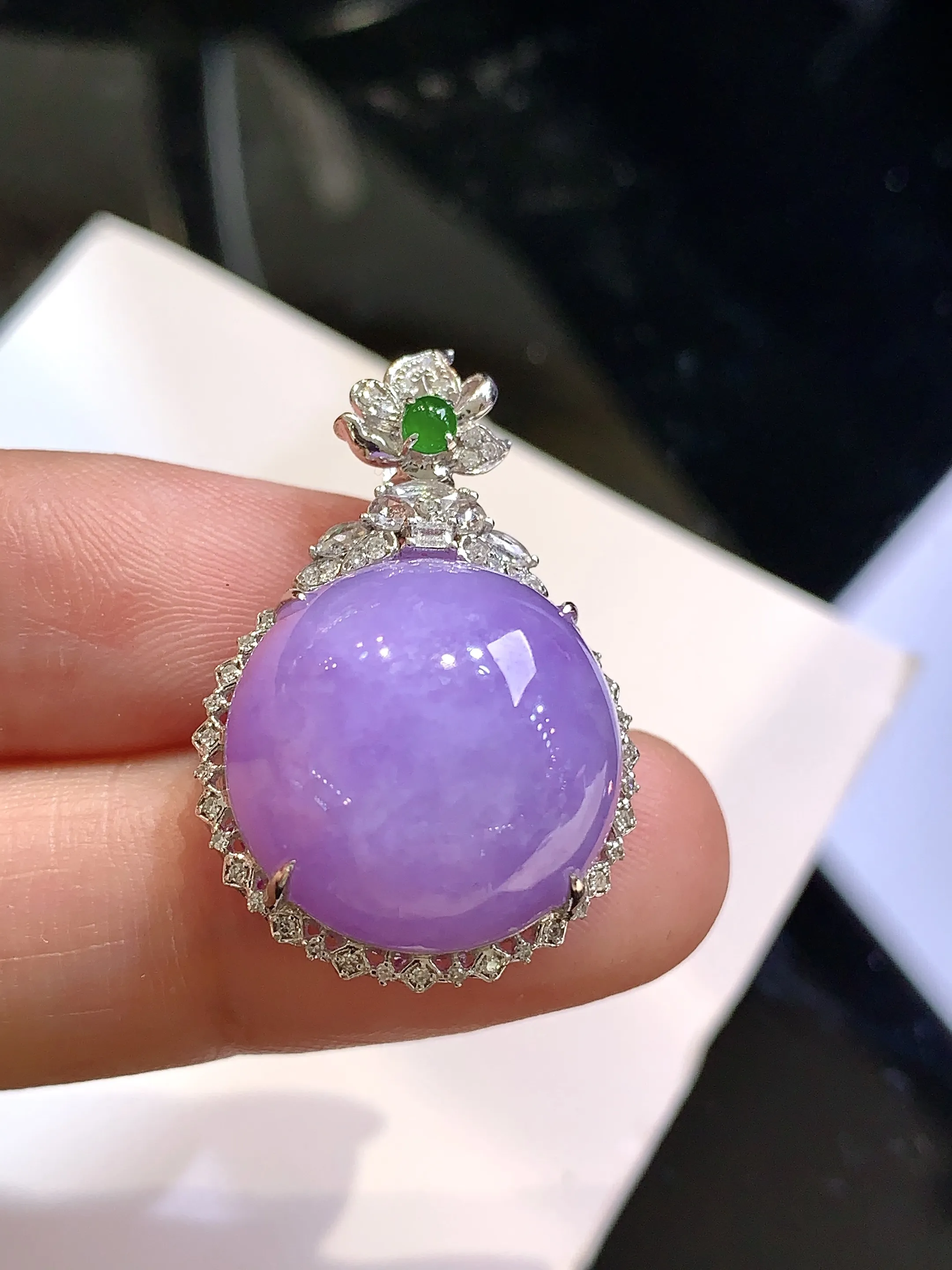 18k金钻镶嵌紫罗兰蛋面吊坠 玉质细腻 色泽清新艳丽 整体尺寸28.8*19.2*12.5