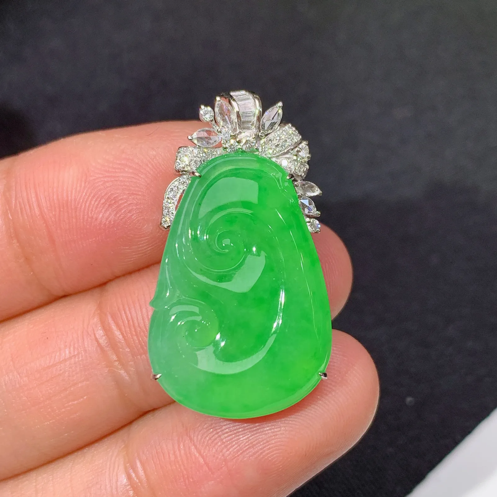 阳绿如意吊坠，18k金镶嵌，色泽鲜阳，冰润细腻，种水足 尺寸29.1*16.1*6.4