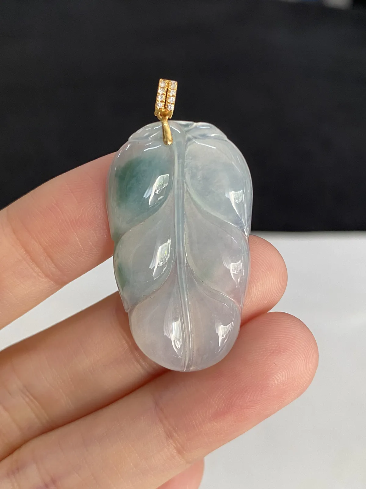 翡翠冰糯种白色叶子，伴钻石