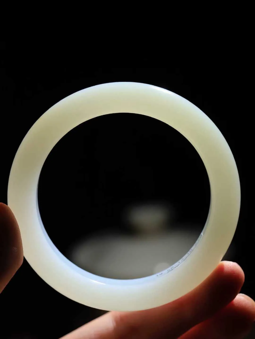 [温润如玉.手镯]

收藏级臻品和田玉糖白玉手镯。玉质温润细腻 油性十足 手感舒适，高华雅逸，线条流畅，简约大气，美自天成，素雅高贵。佩戴于腕间，婉约之美，举手投足间透出那份低调奢华。重67克 内径58mm尺寸13-10mm FDA-12110600