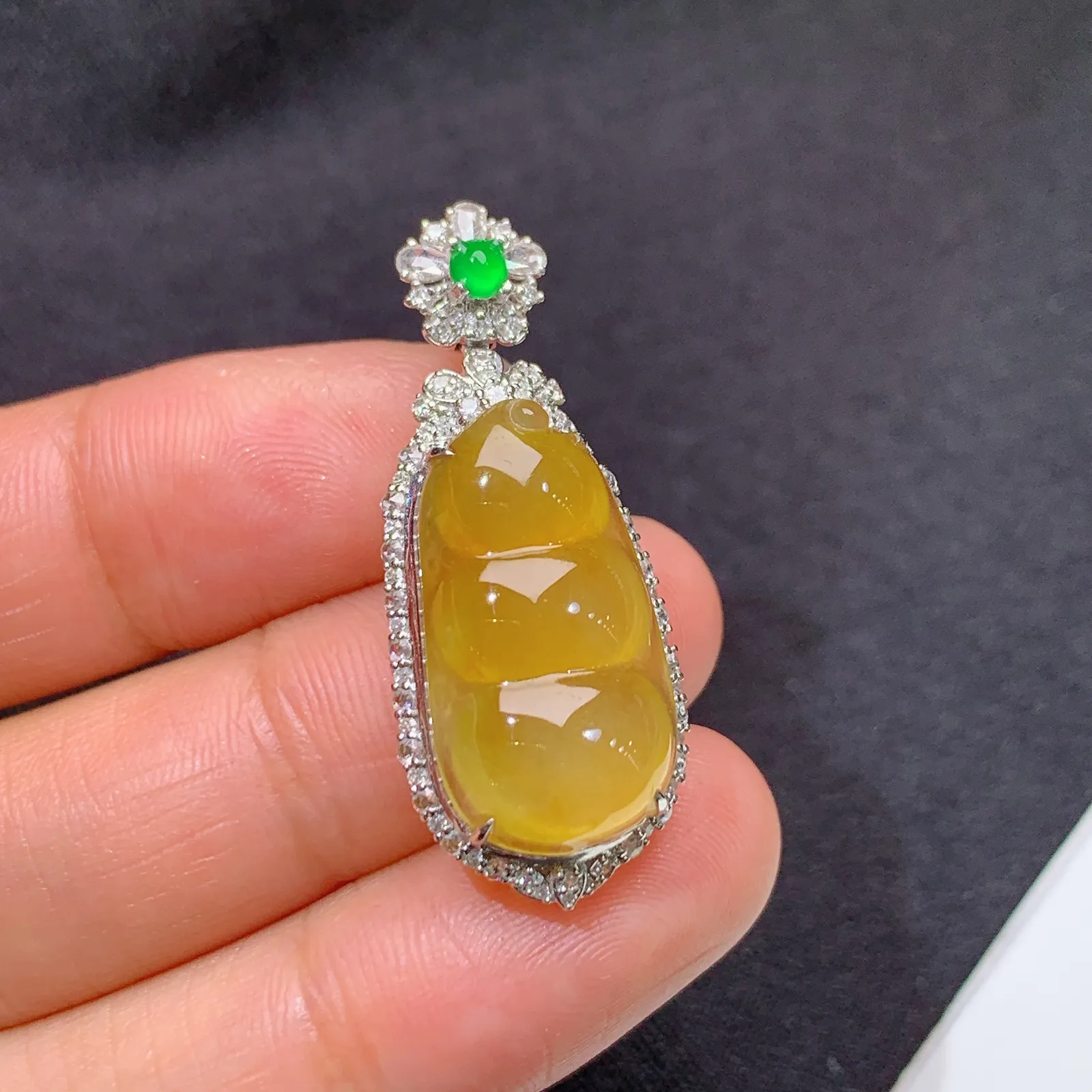 冰种黄翡福豆吊坠，18k金镶嵌，色泽鲜艳，水色超佳 尺寸34.2*14.1*9.2