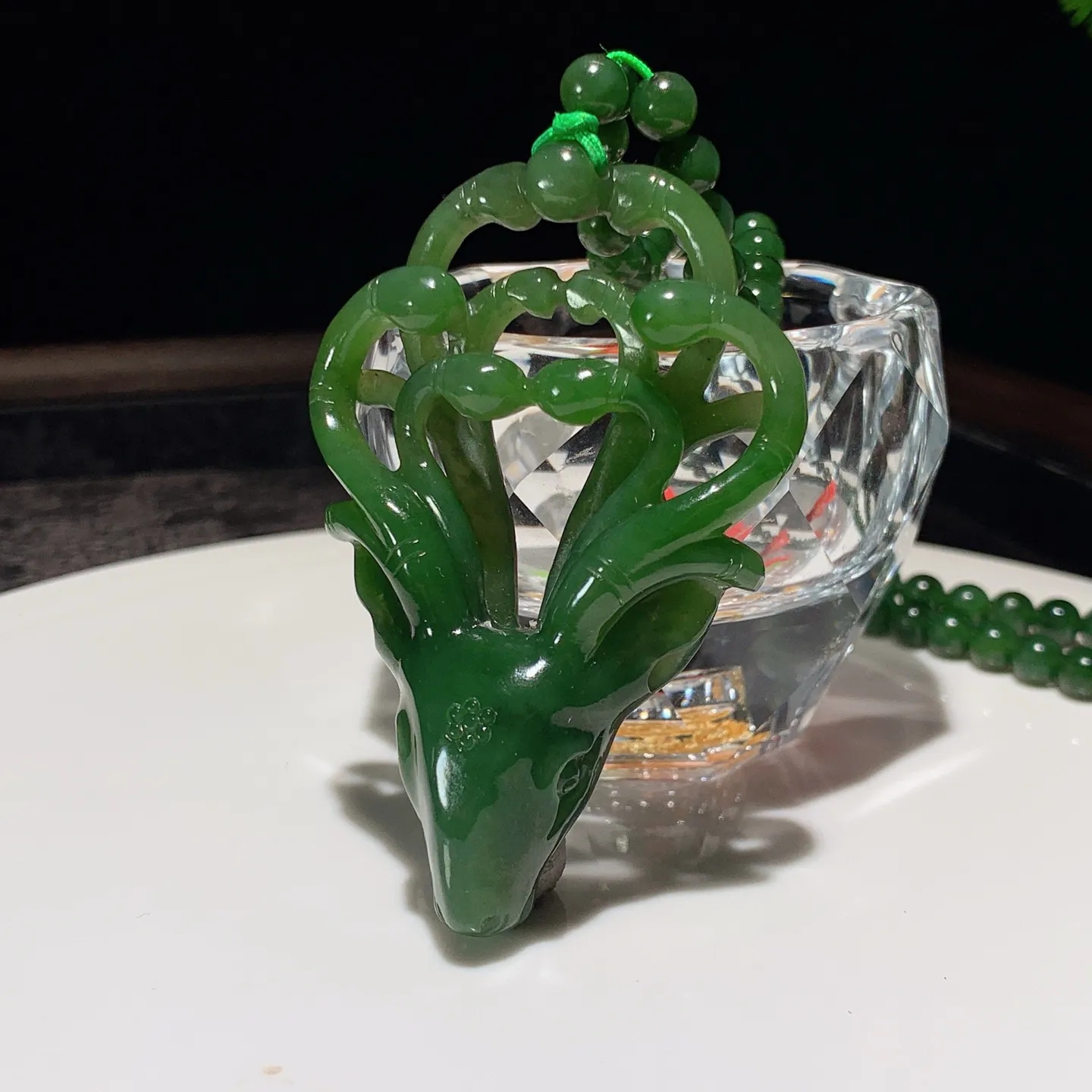 和田玉菠菜绿俄罗斯碧玉一路向前鹿头挂件。尺寸70/46/15重70克。玉质细腻油润。手推出油。佩戴高端典雅。lt251113