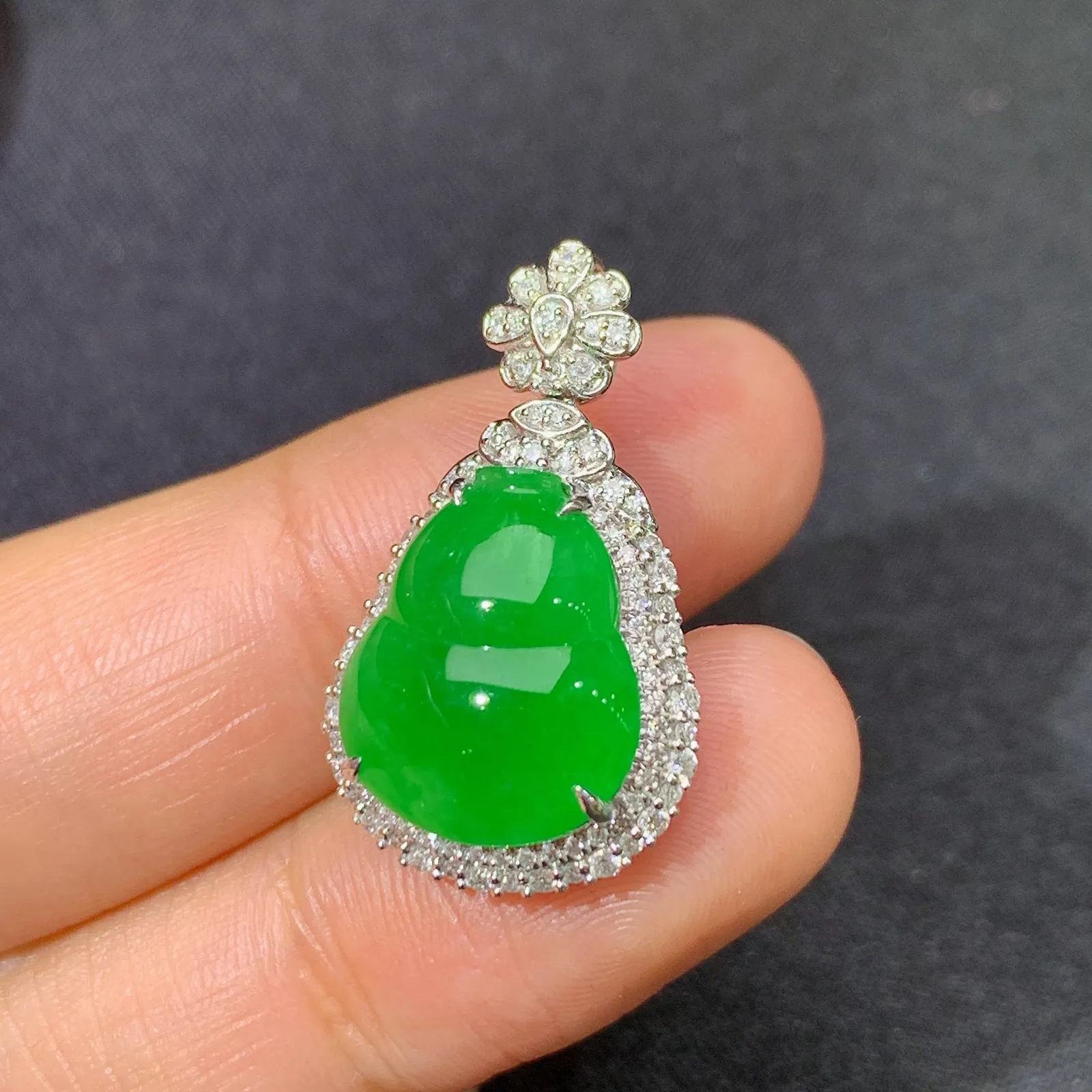 阳绿葫芦吊坠，18k金镶嵌，色泽鲜阳，冰润细腻，种水足 尺寸25.4*15*9.5