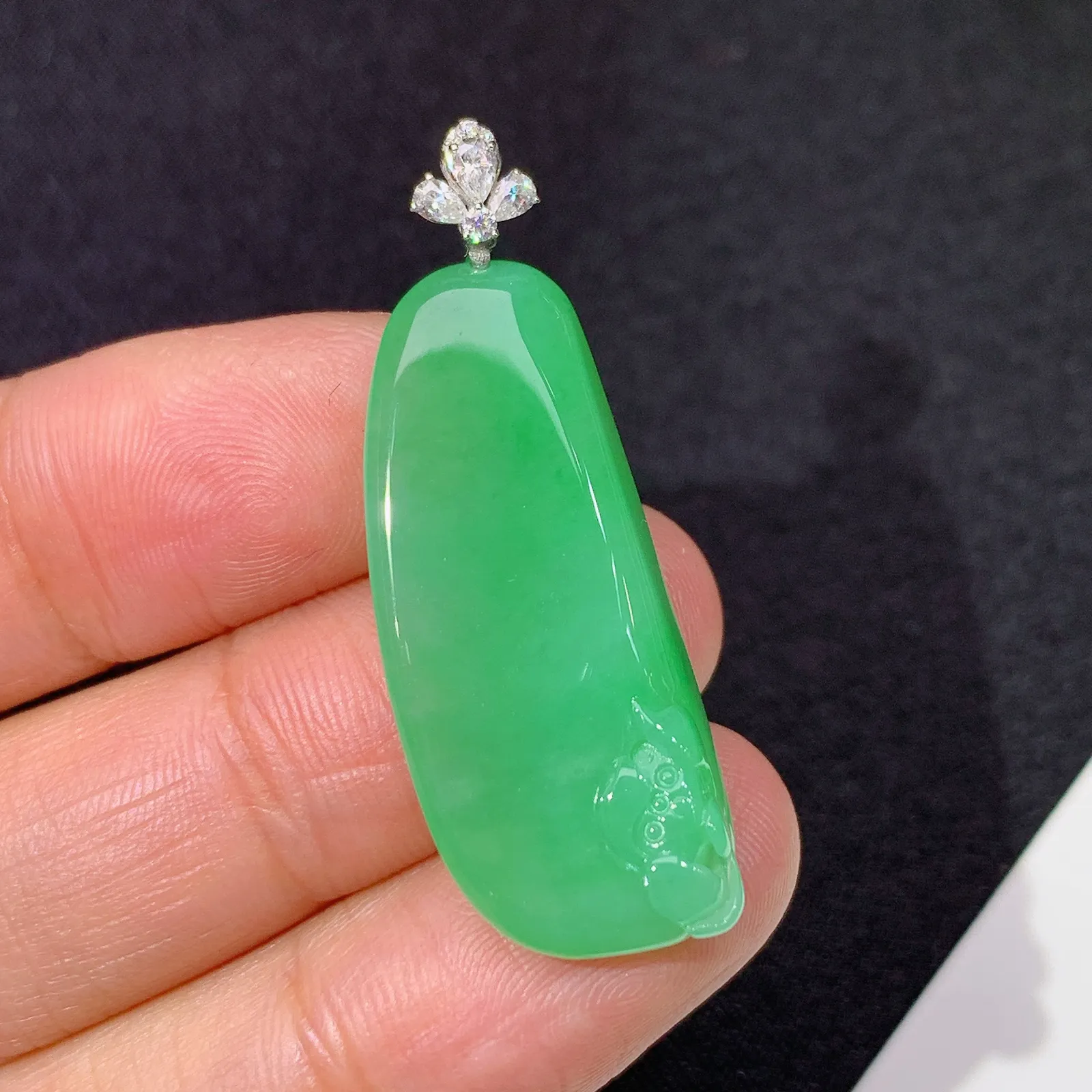 飘绿福瓜吊坠，18k金镶嵌，冰润色阳，玉质细腻，种水足 尺寸38*14.2*5.8