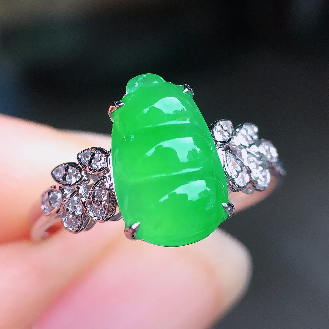 阳绿福豆戒指，色泽均匀艳丽，玉质细腻，荧光感超
强，饱满圆润，尽显优雅气质，18k
金豪华镶嵌