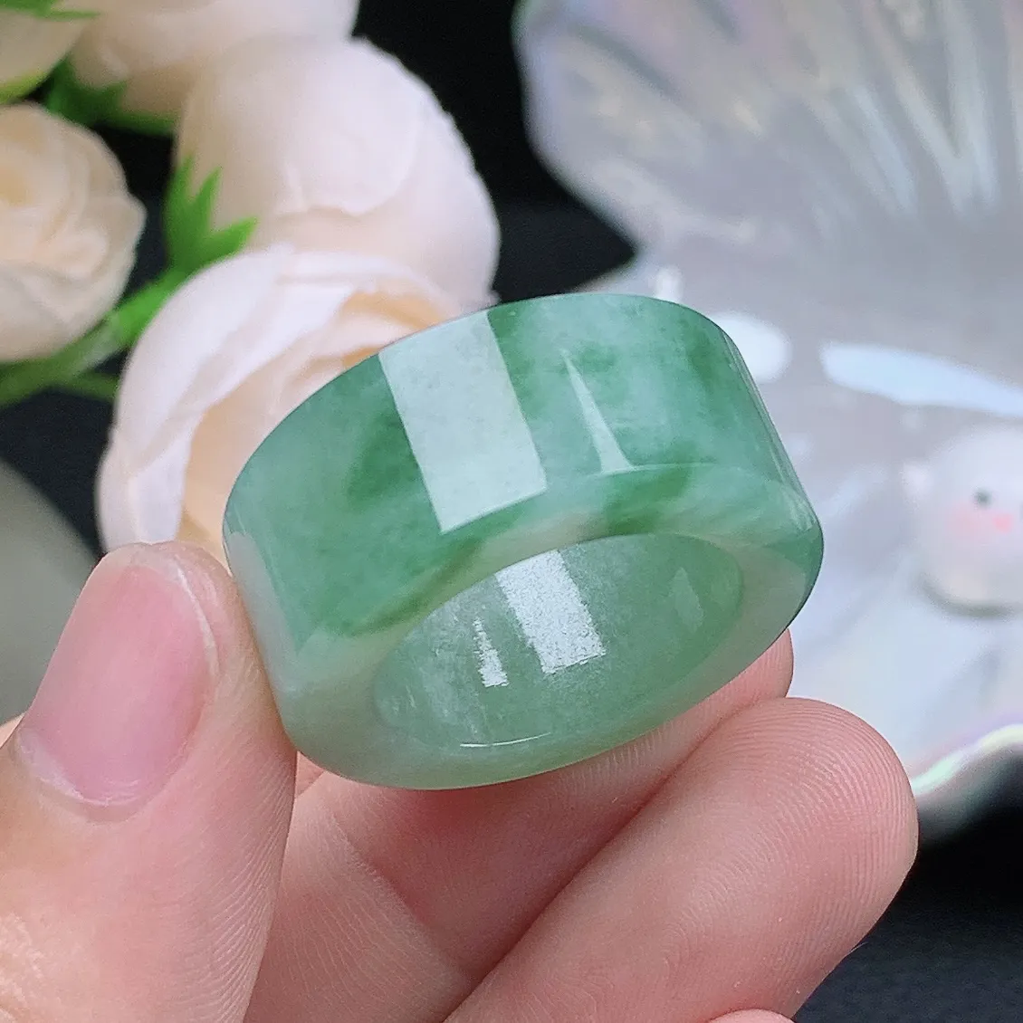 缅甸老坑种翡翠水润飘绿花扳指玉指环  水润通透 尺寸：19-12.2-5.3mm 20号圈口5S
