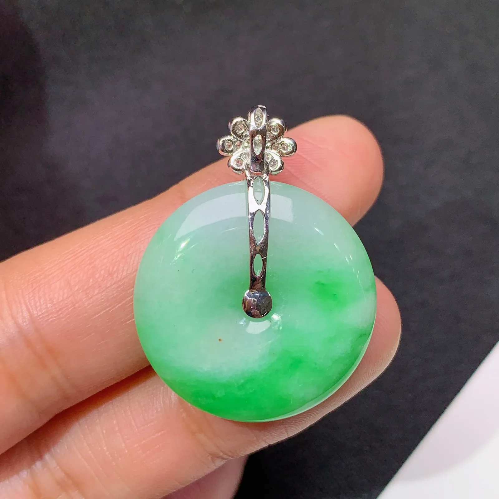 阳绿平安扣吊坠，18k金镶嵌，色泽鲜阳，冰润细腻，种水足 尺寸30.6*23.6*5.2