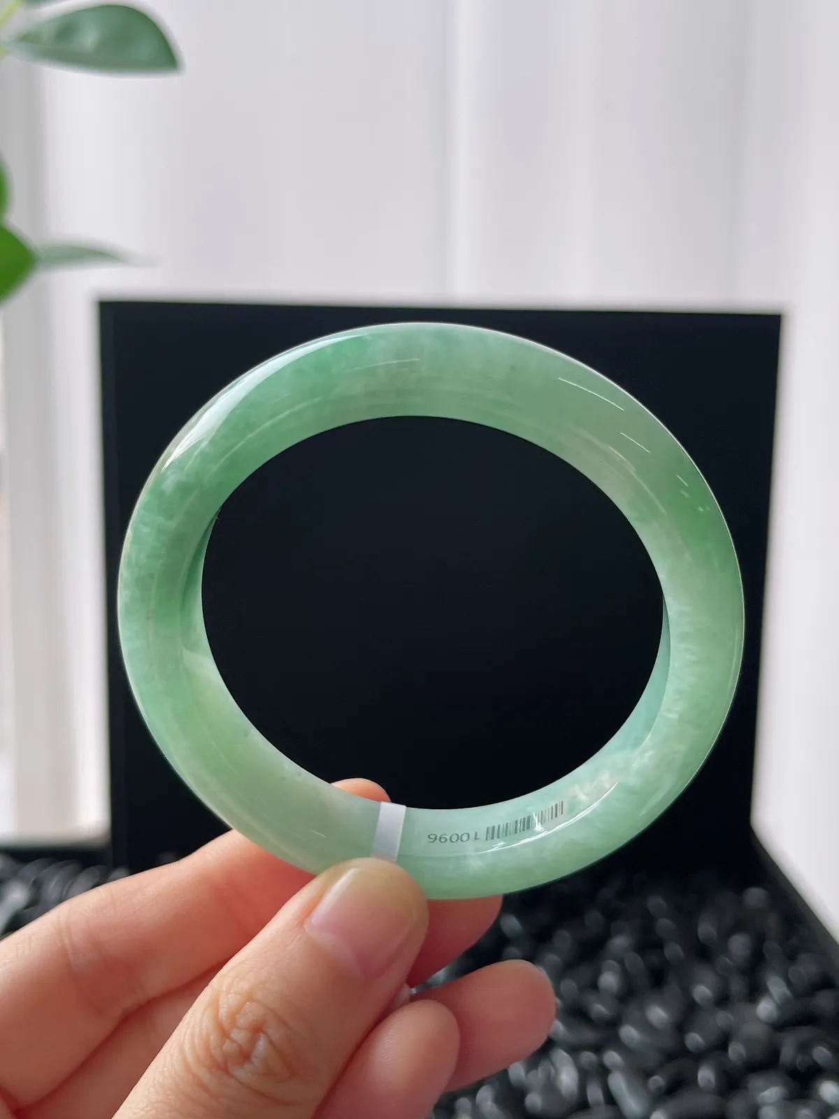 正圈52.7圈口，翡翠糯化种淡绿色手镯